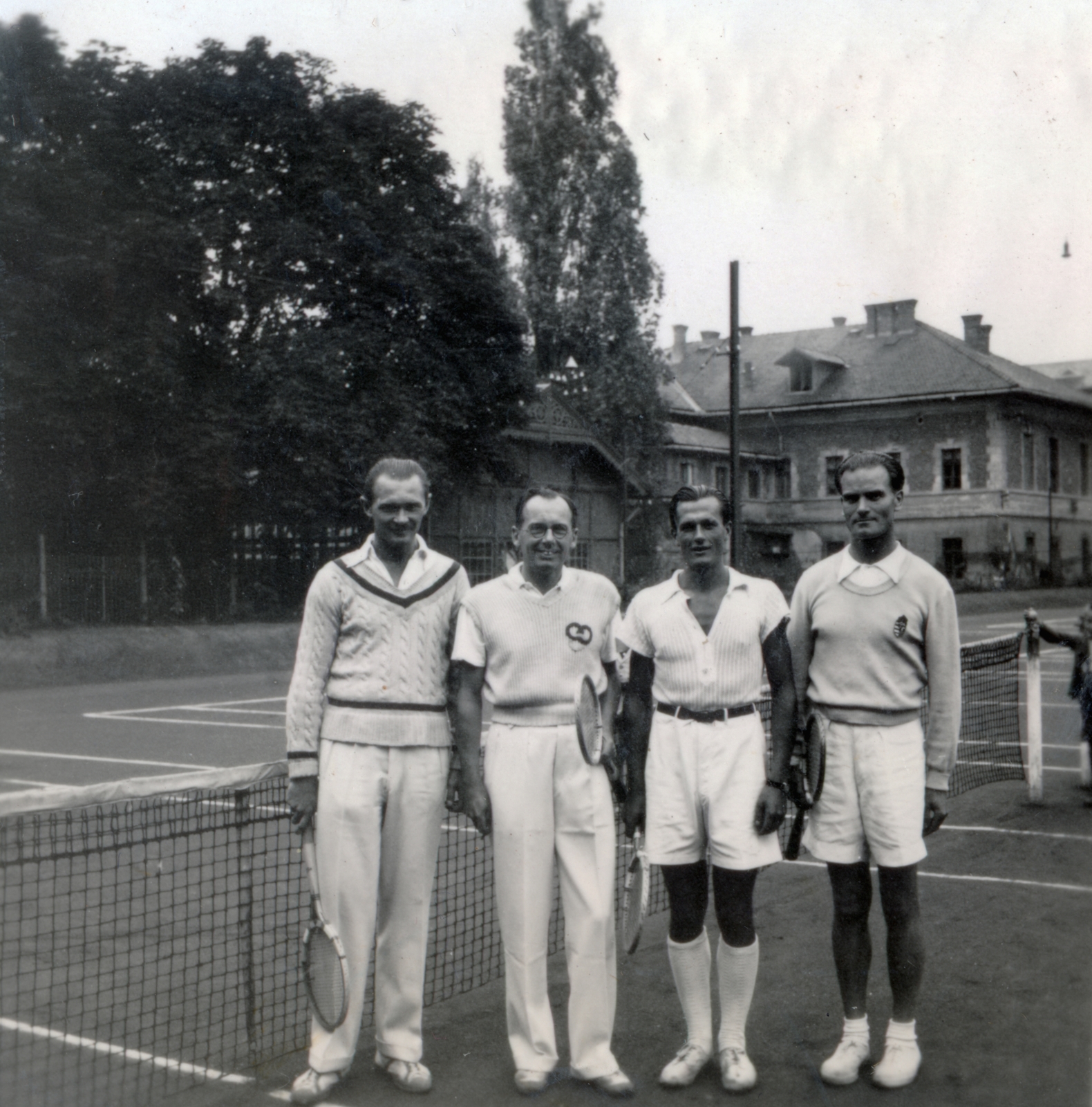 Magyarország, Diósgyőr, Miskolc, vasgyári teniszpályák., 1941, Kőszegi Anna, sport, szabadidő, csoportkép, tenisz, Fortepan #151218