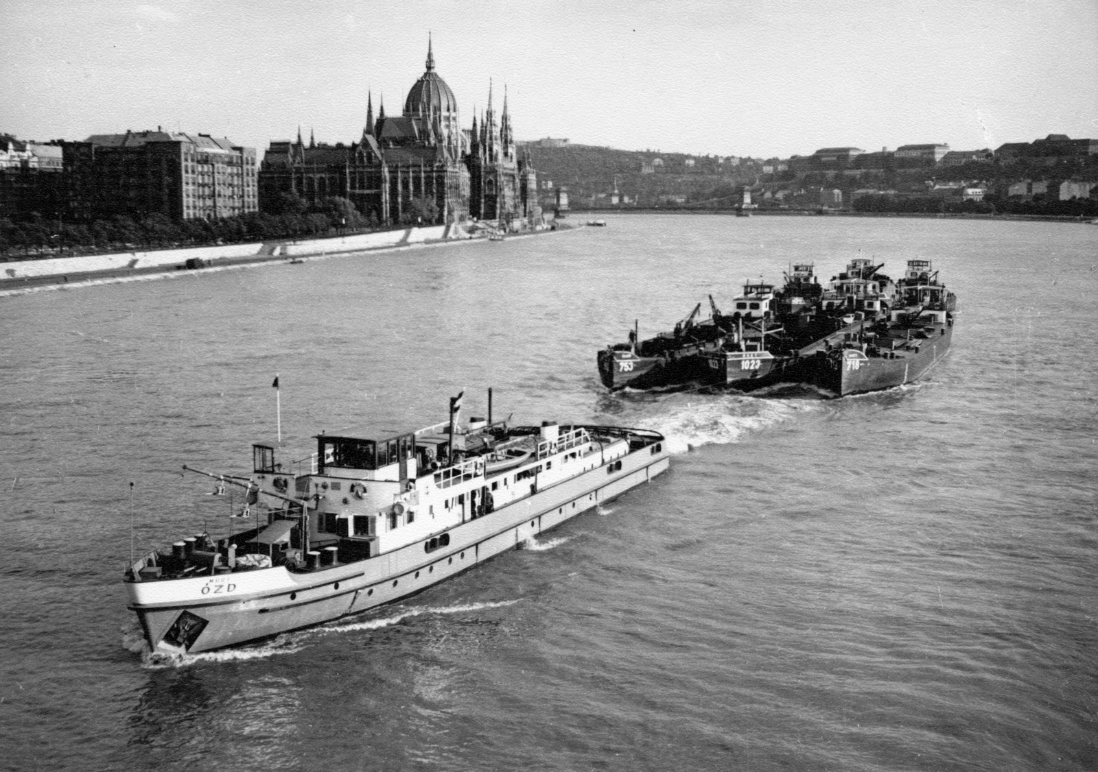 Magyarország, Budapest V.,Budapest I., az Ózd vontatóhajó vontatmányával a Margit hídról nézve, szemben a Parlament., 1964, Erdős Ferenc, folyó, Steindl Imre-terv, országház, neogótika, Duna, Ózd hajó, eklektikus építészet, Budapest, Fortepan #151243