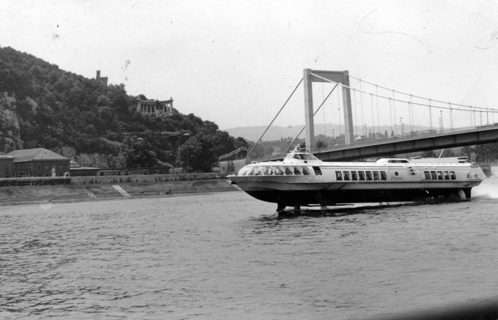 Hungary, Budapest I., szárnyashajó a Dunán, háttérben balra a Gellért-hegy, jobbra az Erzsébet híd., 1977, Erdős Ferenc, bridge, river, Danube, water bus, hydrofoil, riverboat, Budapest, Duna-bridge, Pál Sávoly-design, Sólyom-ship, Fortepan #151252