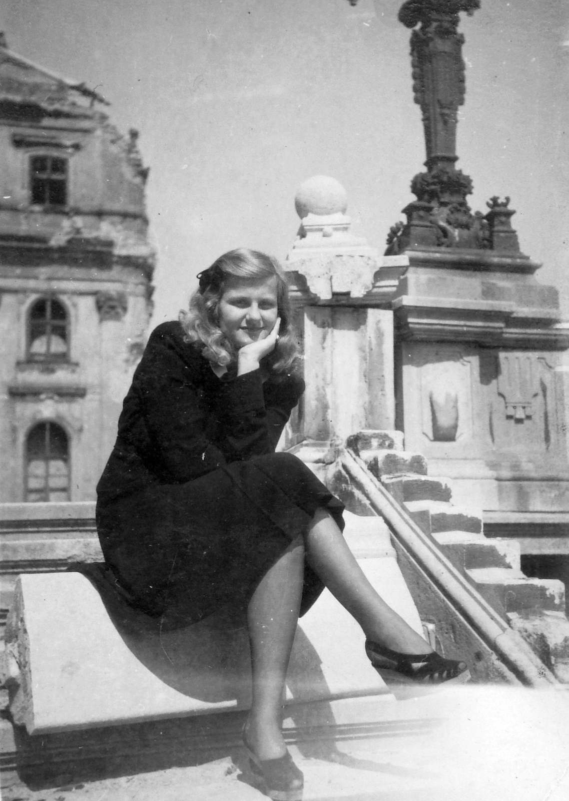 Hungary, Budapest I., Királyi Palota (később Budavári Palota) Habsburg lépcső, háttérben az Északi szárny sarka., 1945, Saly Noémi, Budapest, lady, sitting, Fortepan #15126