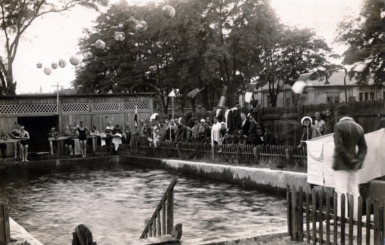Magyarország, Budapest XIII., Róbert Károly körút 49-53., Vilmos főherceg laktanya, úszóverseny., 1927, Szabó Dezső, Budapest, medence, közönség, fürdőtrikó, lampion, Fortepan #151264