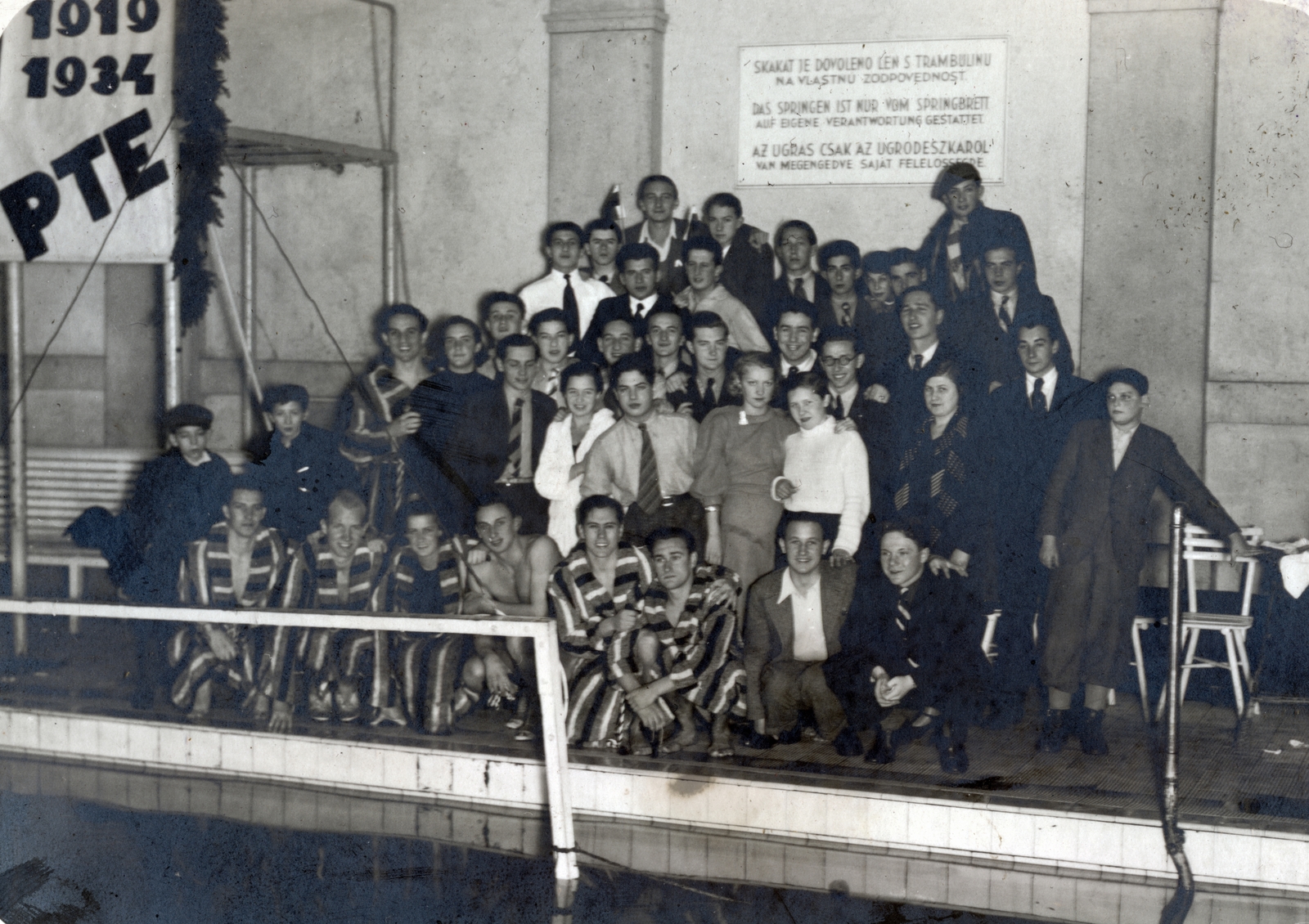 Slovakia, Bratislava, a Gröszling utca (később Medená ulica) és Fürdő utca (Kúpeľná ulica) sarkán álló Grössling fürdő úszómedencéje. A Pozsonyi TE Jubilaris úszóversenye., 1934, Halmosi Sándor, Czechoslovakia, swimming, bathrobe, multilingual sign, Fortepan #151291