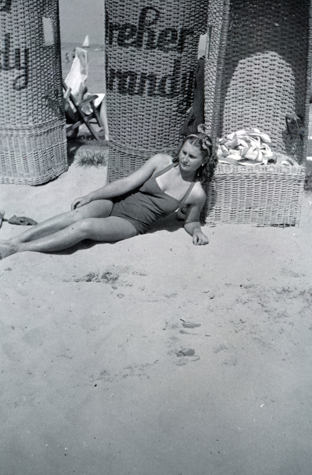 Magyarország,Balaton, Siófok, Strand., 1935, Halmosi Sándor, napozás, fürdőruha, Dreher-márka, Fortepan #151326