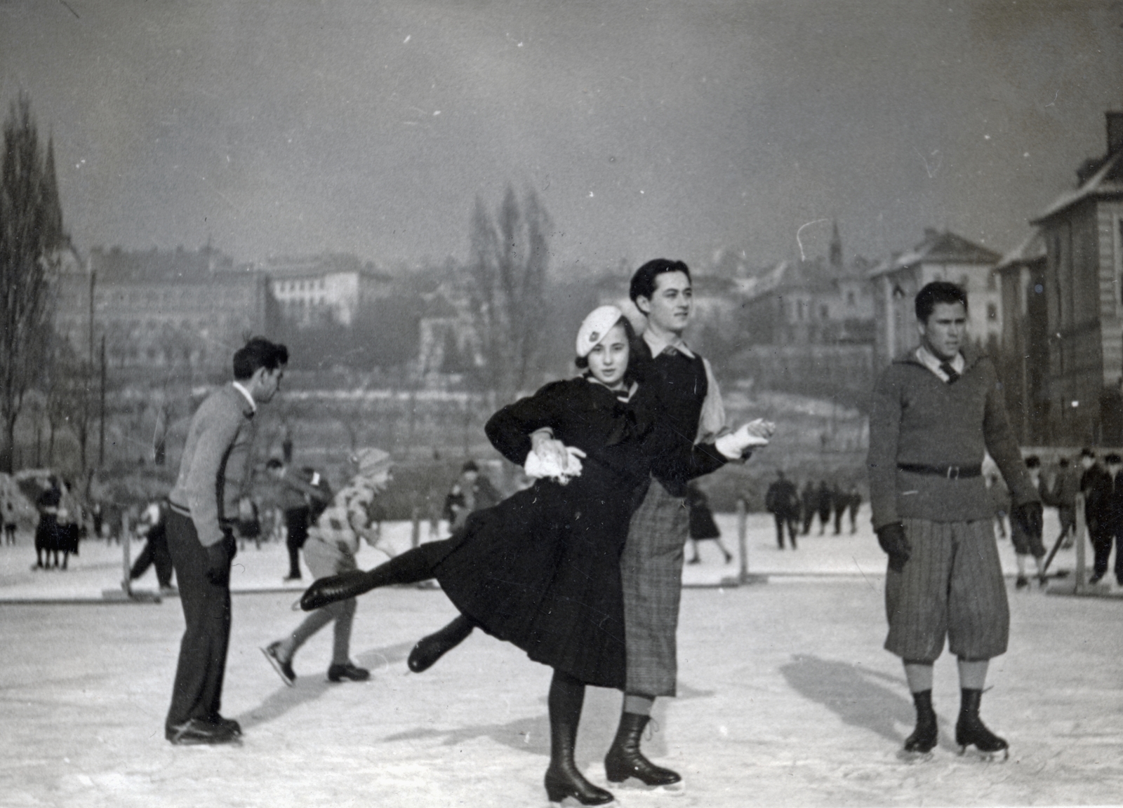 Hungary, Budapest XI., Fadrusz utca, BLKE teniszpályák télen, háttérben a Villányi út (Szent Imre herceg útja) fölött a Gellérthegy oldala, jobb oldalon a Molnár C. Pál lejtő (Esze Tamás utca)., 1933, Halmosi Sándor, skating, Budapest, one leg standing, Fortepan #151348