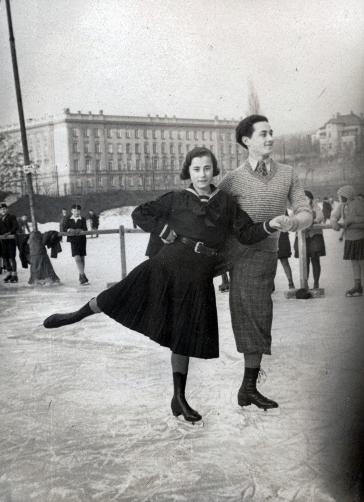 Magyarország, Budapest XI., Fadrusz utca, BLKE teniszpályák télen, háttérben a Villányi úton (Szent Imre herceg útján) a Budai Ciszterci Szent Imre Gimnázium., 1933, Halmosi Sándor, korcsolyázás, Budapest, egy lábon állni, Fortepan #151351