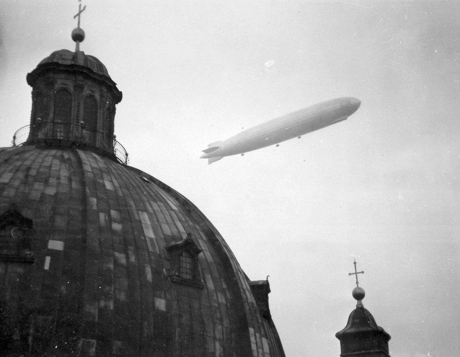 Ausztria, Bécs, a Graf Zeppelin léghajó Bécs felett, a Szent Péter templom (Peterskirche) teraszáról., 1931, Saly Noémi, templom, léghajó, Fortepan #15136