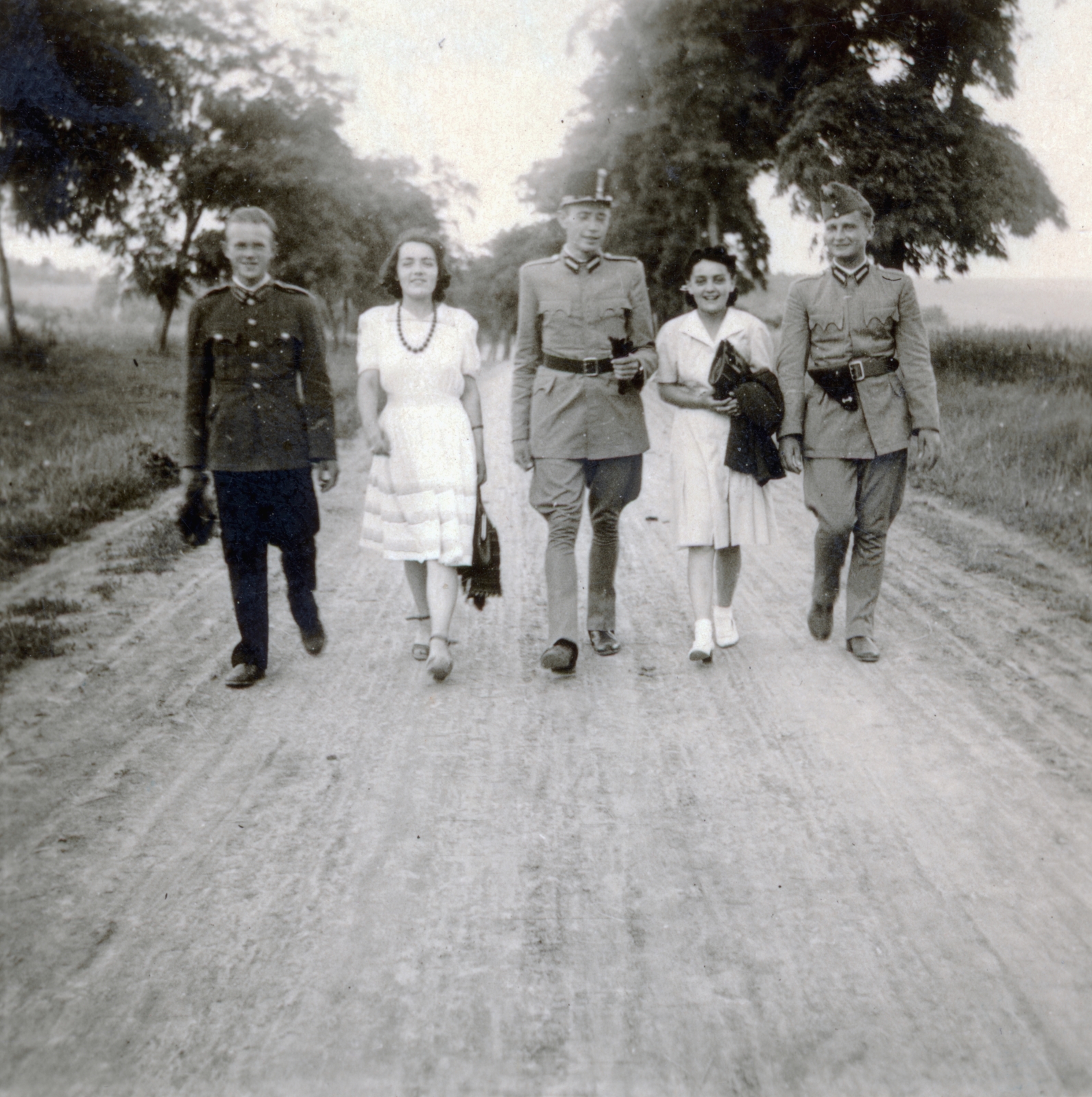 Hungary, Ecseg, Keresztvölgy., 1944, Bujdosó Géza, "Bocskai" side cap, lady, soldier, Fortepan #151388