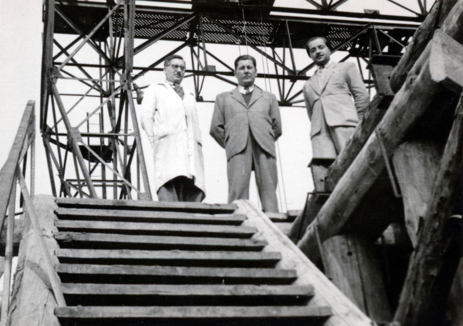 Hungary, Budapest IX., a felvétel a Petőfi híd újjáépítésekor készült., 1951, Bujdosó Géza, bridge building, Budapest, men, stairs, bottom view, hands behind the back, Fortepan #151391
