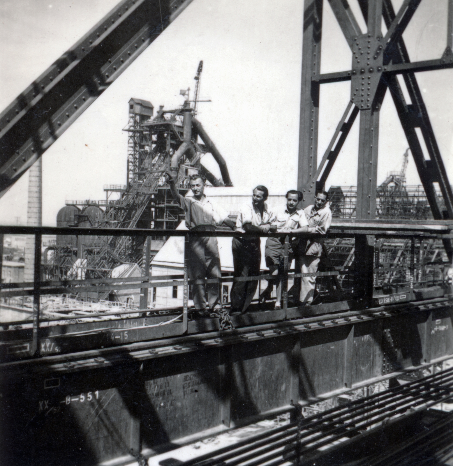 Hungary, Dunaújváros, (Sztálinváros), Dunai Vasmű, a felvétel az érctér bakdaruján készült, háttérben az I. számú nagykohó., 1955, Bujdosó Géza, crane, men, Fortepan #151396