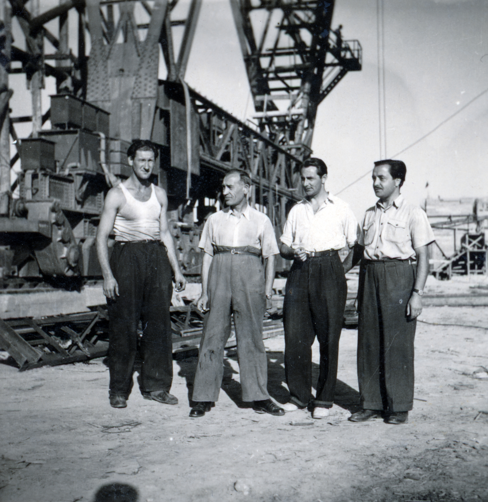 Hungary, Dunaújváros, (Sztálinváros), Dunai Vasmű, a felvétel az érctér bakdaruja előtt készült., 1955, Bujdosó Géza, crane, men, Fortepan #151397