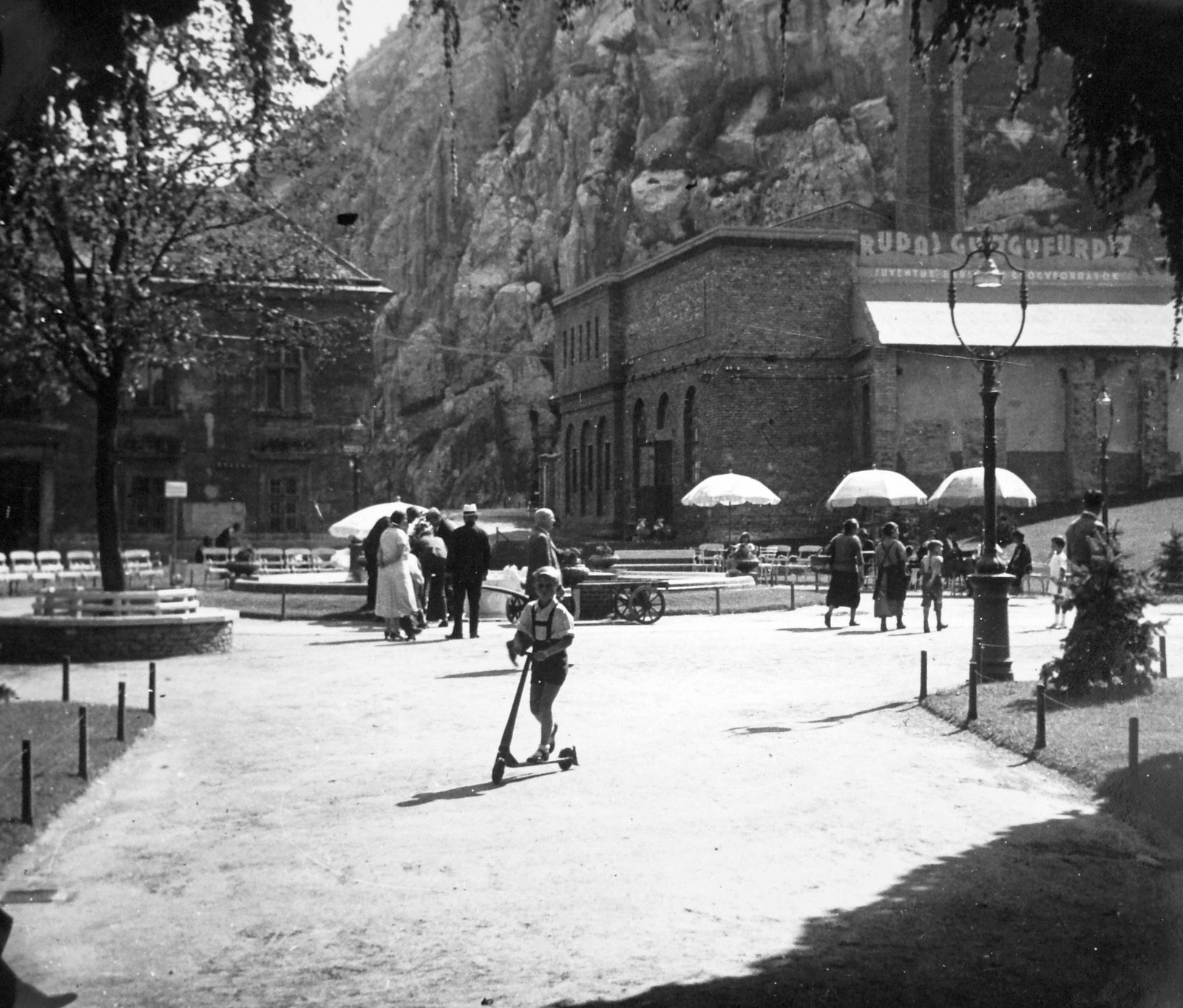 Magyarország, Budapest I., Erzsébet híd budai hídfő. Rudas gyógyfürdő, Hungária forrás a parkban., 1941, Saly Noémi, Budapest, roller, Fortepan #15141