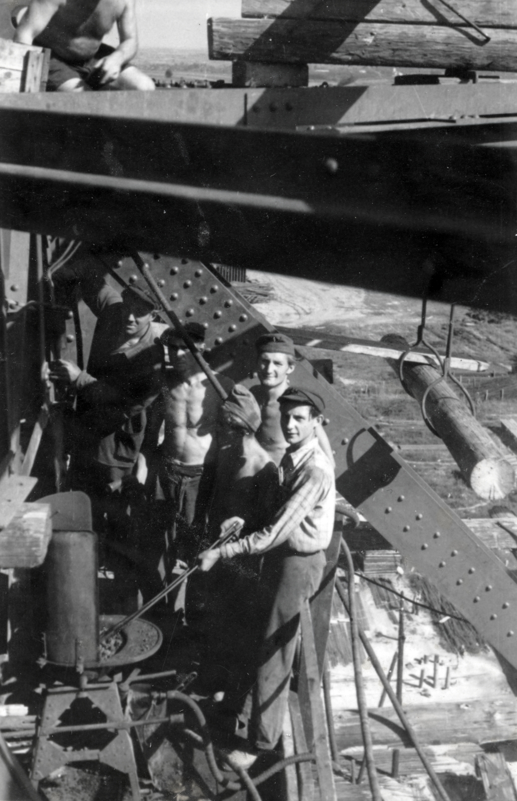 Hungary, Dunaújváros, (Sztálinváros), Dunai Vasmű, a felvétel az érctér bakdaruján készült., 1955, Bujdosó Géza, plan view, trunk, worker, Fortepan #151411