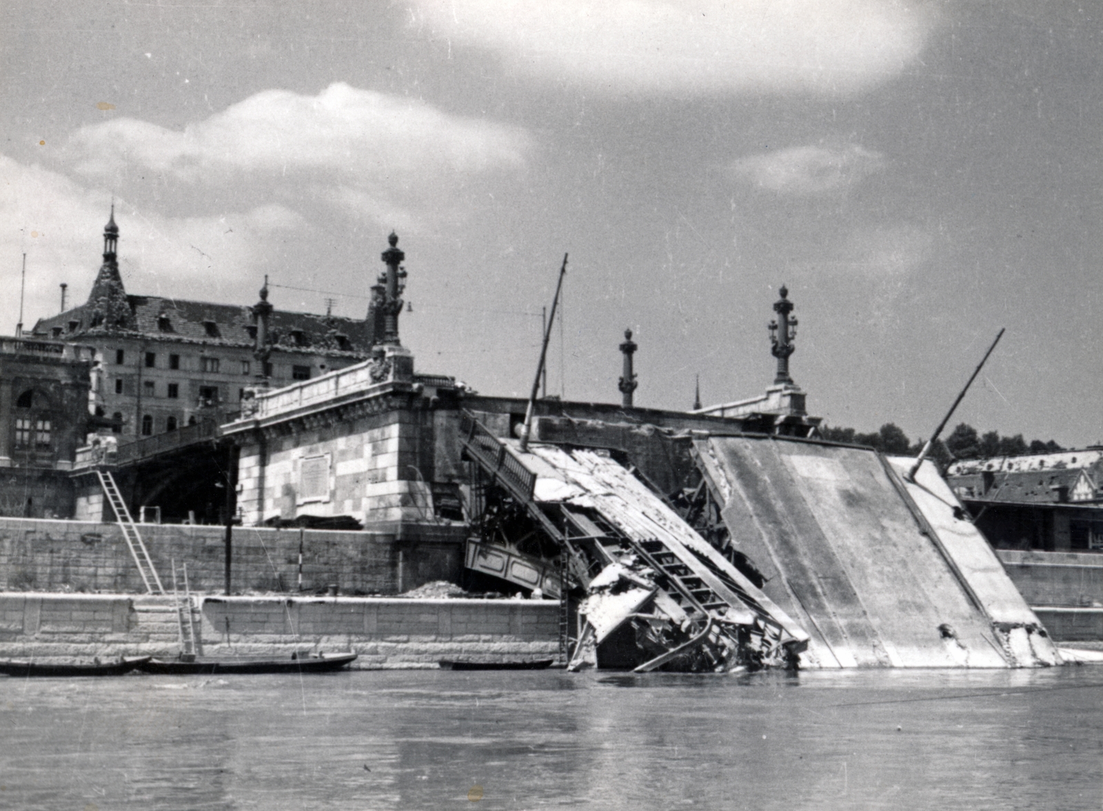 Hungary, Budapest II., a lerombolt Margit híd budai hídfője., 1945, Bujdosó Géza, Budapest, war damage, wrecked bridge, Fortepan #151413