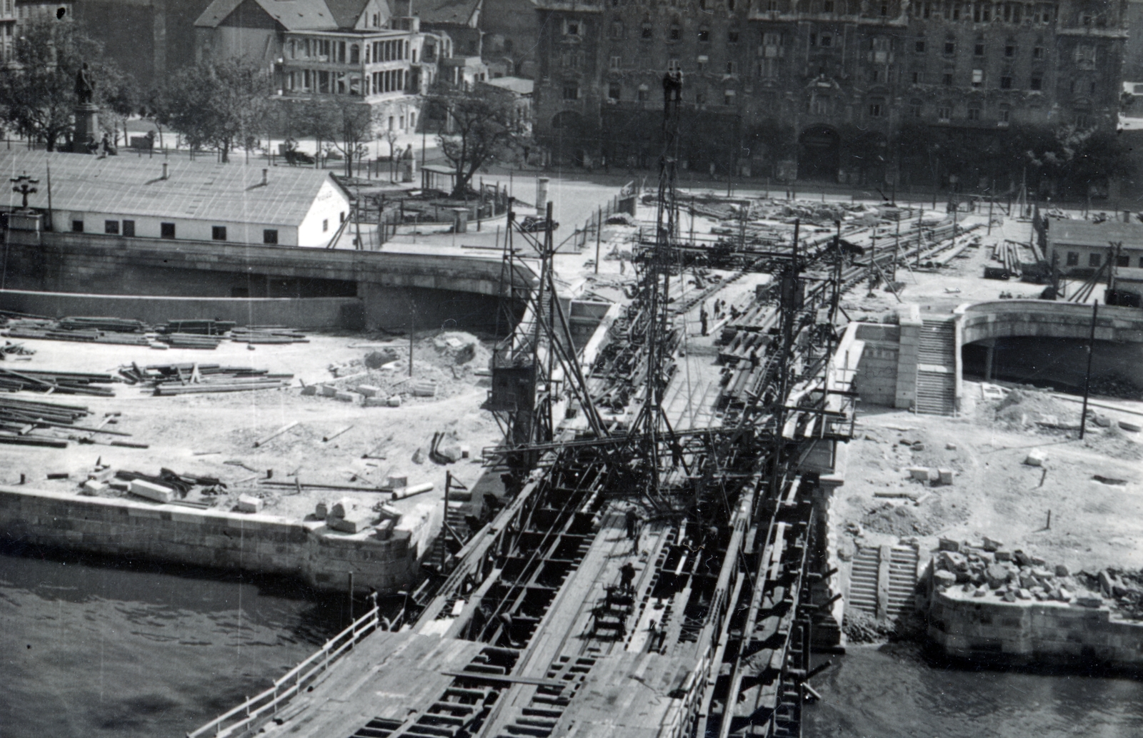 Hungary, Budapest V., az újjáépülő Széchenyi Lánchíd pesti hídfője a Széchenyi István (Roosevelt) tér felé nézve., 1949, Bujdosó Géza, bridge building, Budapest, suspension bridge, Duna-bridge, William Tierney Clark-design, Fortepan #151417