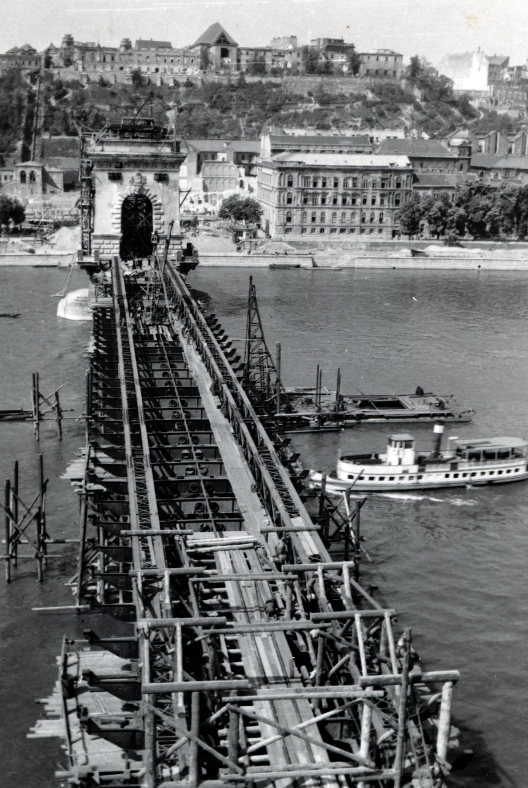 Hungary, Budapest I., a Széchenyi Lánchíd az újjáépítéskor a Clark Ádám tér és az Alagút felé nézve., 1949, Bujdosó Géza, bridge building, Budapest, suspension bridge, Duna-bridge, William Tierney Clark-design, Fortepan #151427
