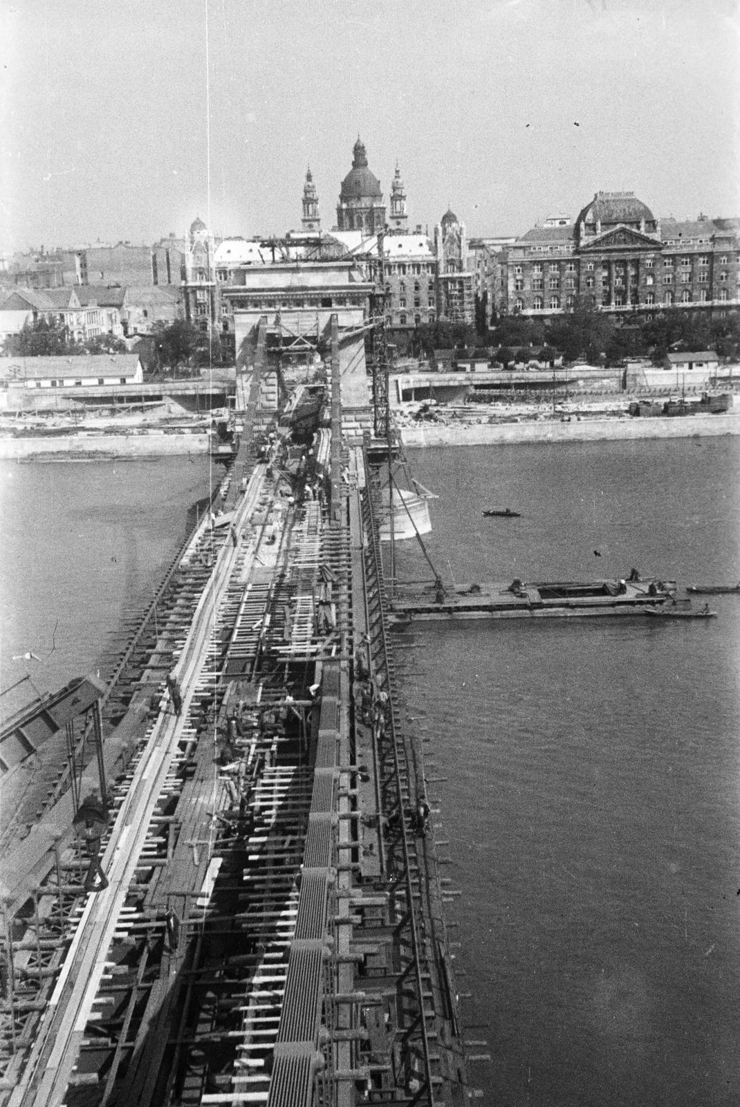 Magyarország, Budapest V., a Széchenyi Lánchíd az újjáépítéskor a Széchenyi István (Roosevelt) tér felé nézve., 1949, Bujdosó Géza, hídépítés, Budapest, függőhíd, Duna-híd, William Tierney Clark-terv, Fortepan #151428