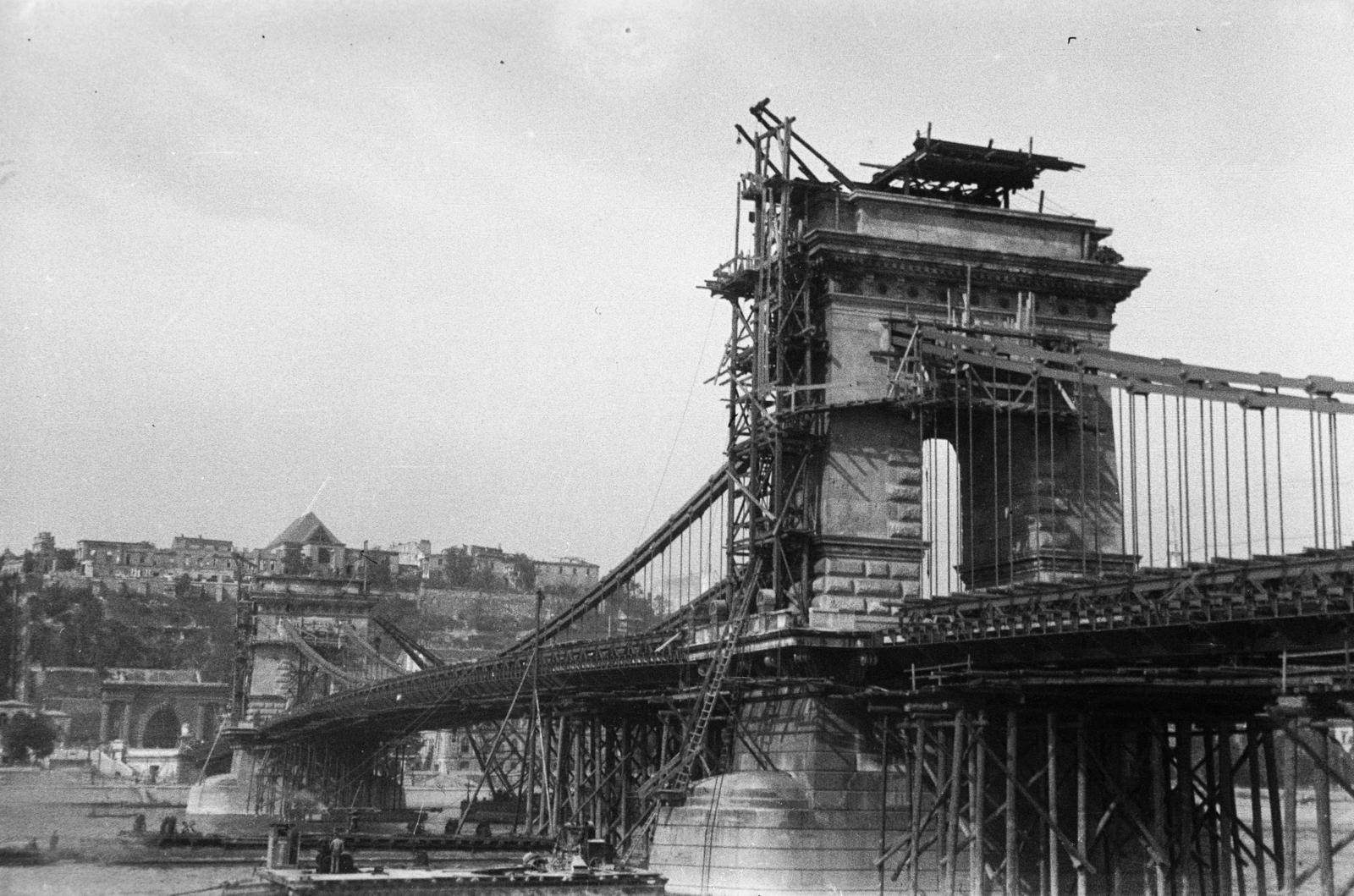 Hungary, Budapest I., a Széchenyi Lánchíd az újjáépítéskor a Clark Ádám tér felé nézve., 1949, Bujdosó Géza, bridge building, Budapest, suspension bridge, Duna-bridge, William Tierney Clark-design, Fortepan #151429