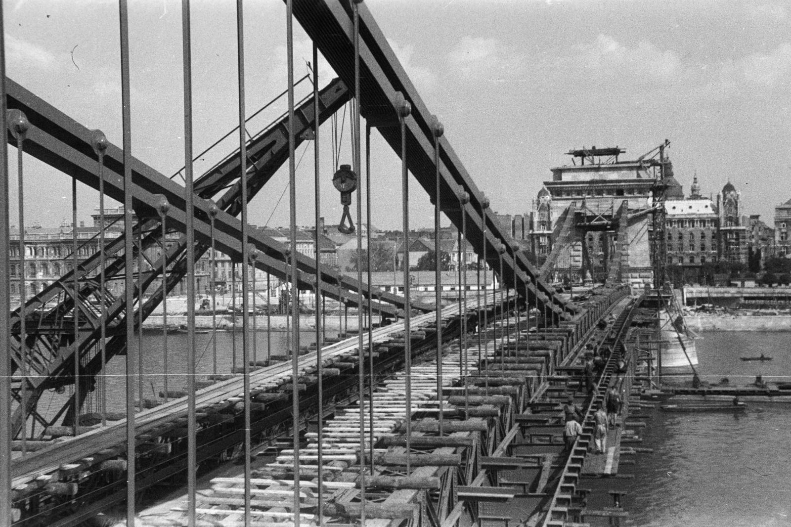 Hungary, Budapest V., a Széchenyi Lánchíd az újjáépítéskor a Széchenyi István (Roosevelt) tér felé nézve., 1949, Bujdosó Géza, bridge building, Budapest, suspension bridge, Duna-bridge, William Tierney Clark-design, Fortepan #151430