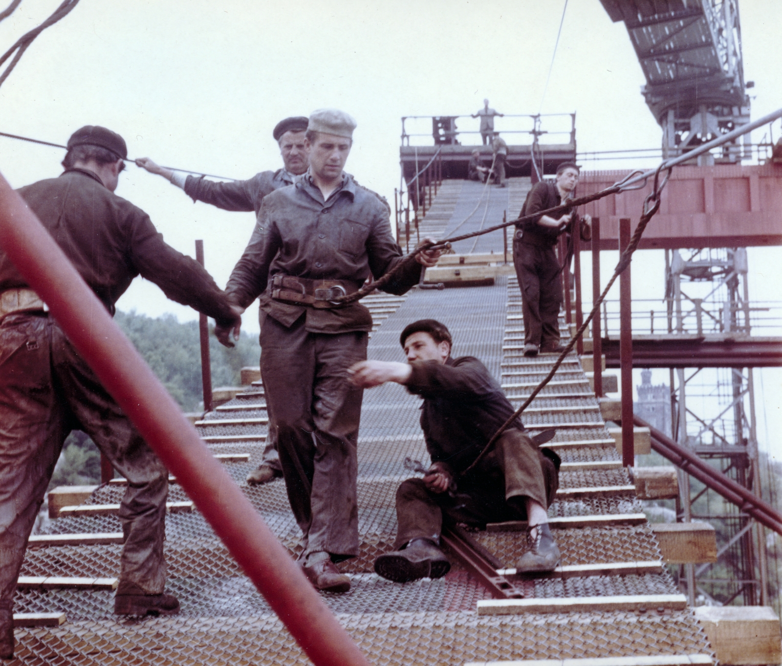 Hungary, Budapest I., az Erzsébet híd építése, a déli szerelőszőnyeg összeállítása, háttérben a budai hídfő., 1963, Bujdosó Géza, colorful, river, bridge building, Danube, Budapest, Duna-bridge, Pál Sávoly-design, Fortepan #151449