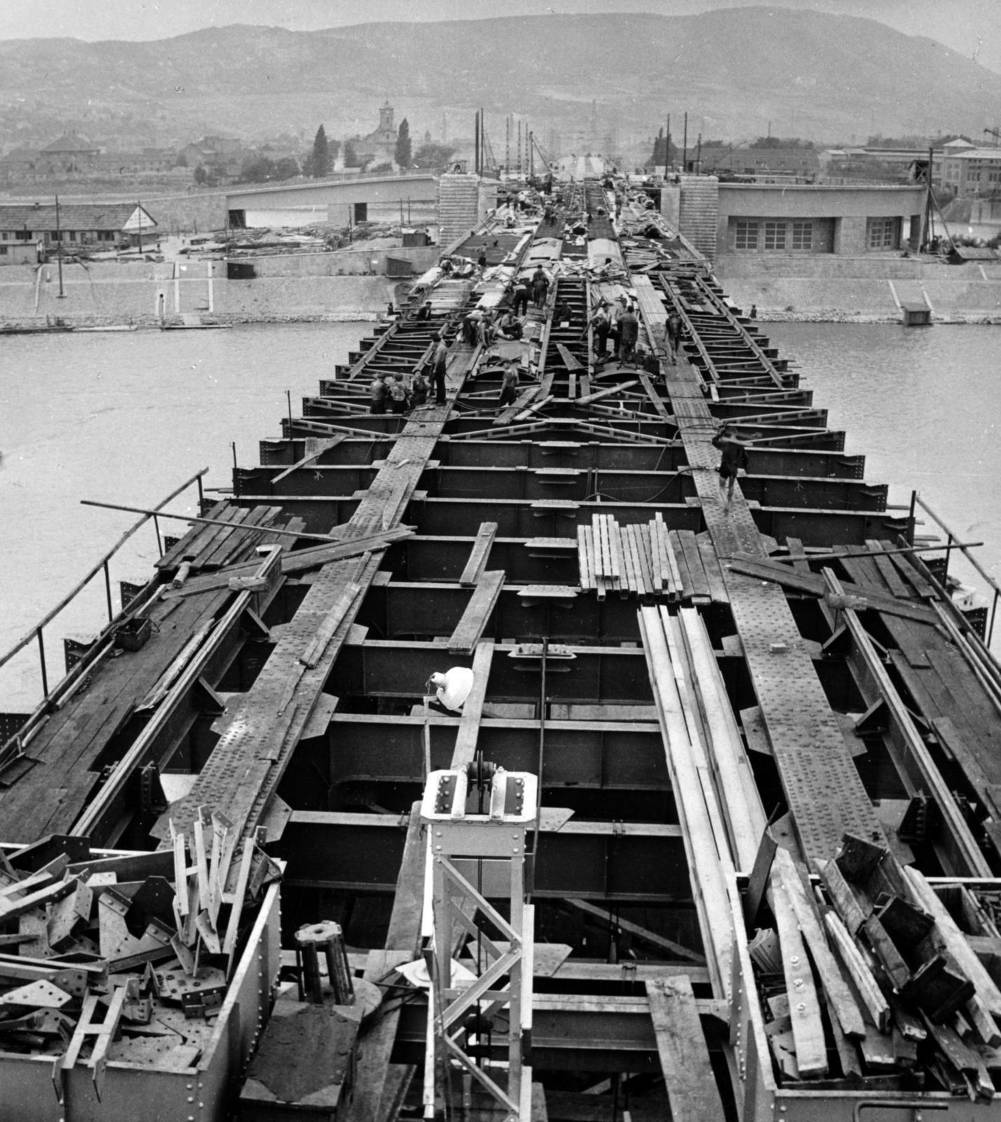 Hungary, Budapest XIII., az Árpád (Sztálin) híd építése a pesti hídfő felől nézve., 1950, Bujdosó Géza, bridge building, Budapest, Fortepan #151452