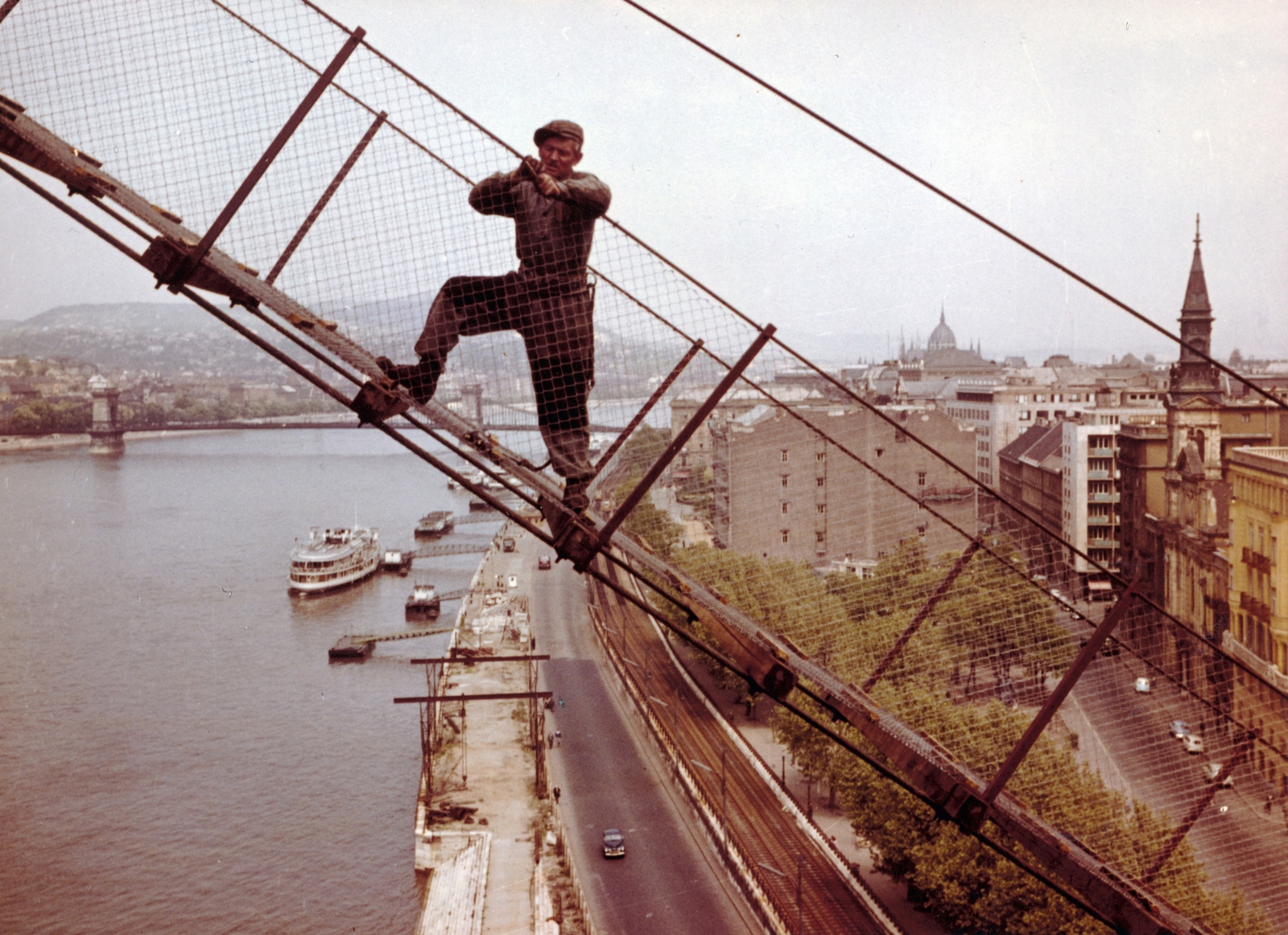 Hungary, Budapest V., az Erzsébet híd építése, szerelőszőnyeg a pesti hídfőnél. Háttérben a Széchenyi Lánchíd., 1963, Bujdosó Géza, colorful, Budapest, Fortepan #151462