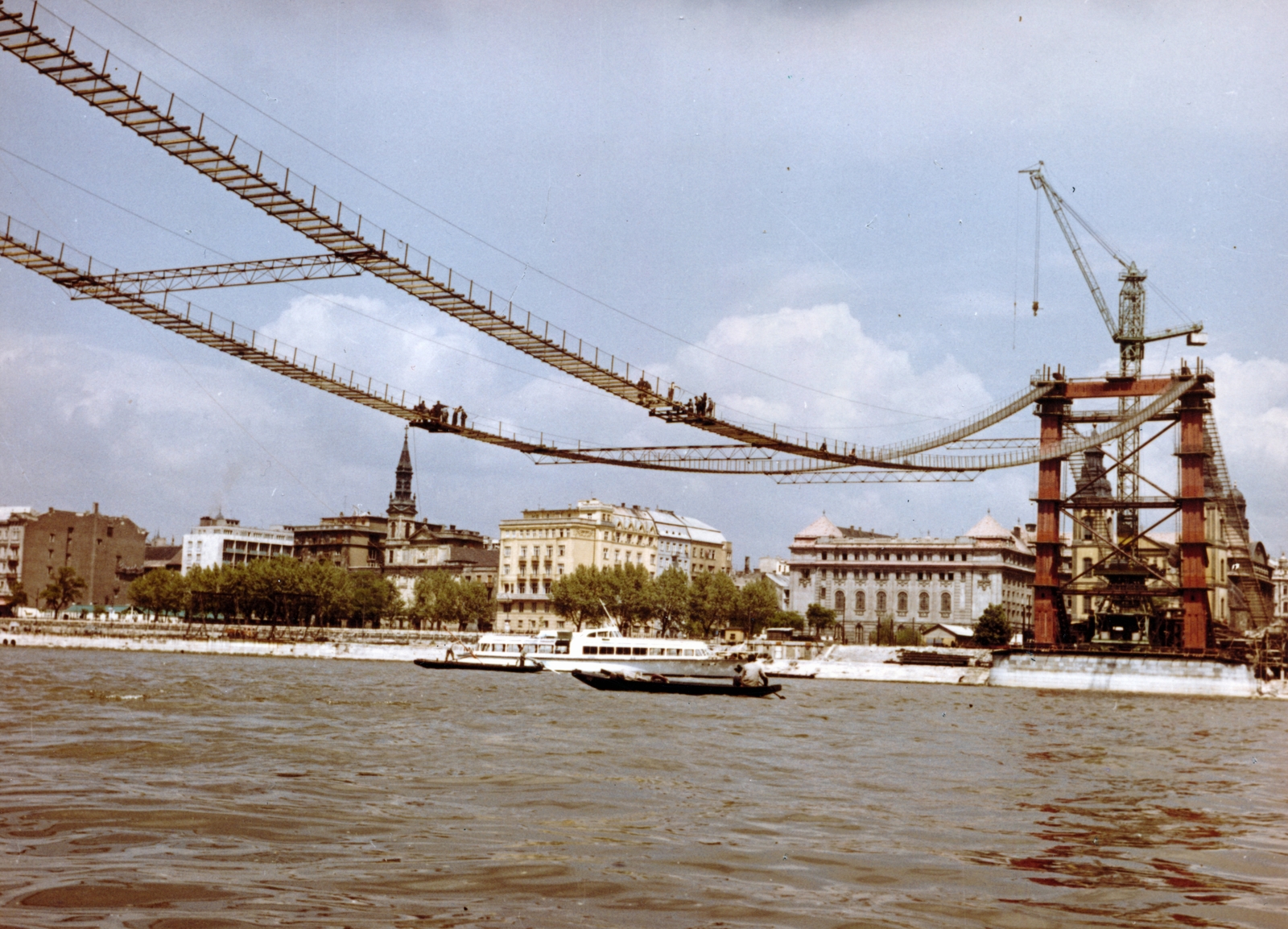 Magyarország, Budapest V., az Erzsébet híd építése, a szerelőszőnyegek összeállítása. Szemben az ortodox székesegyház, jobbra a pesti hídfő., 1963, Bujdosó Géza, színes, folyó, hídépítés, Duna, Budapest, Duna-híd, Sávoly Pál-terv, Fortepan #151467