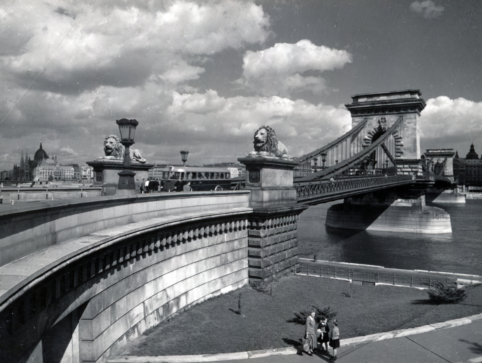 Hungary, Budapest I., a Széchenyi Lánchíd a budai hídfőtől nézve., 1952, Bujdosó Géza, river, Danube, stone lion, Budapest, suspension bridge, Duna-bridge, William Tierney Clark-design, Fortepan #151468