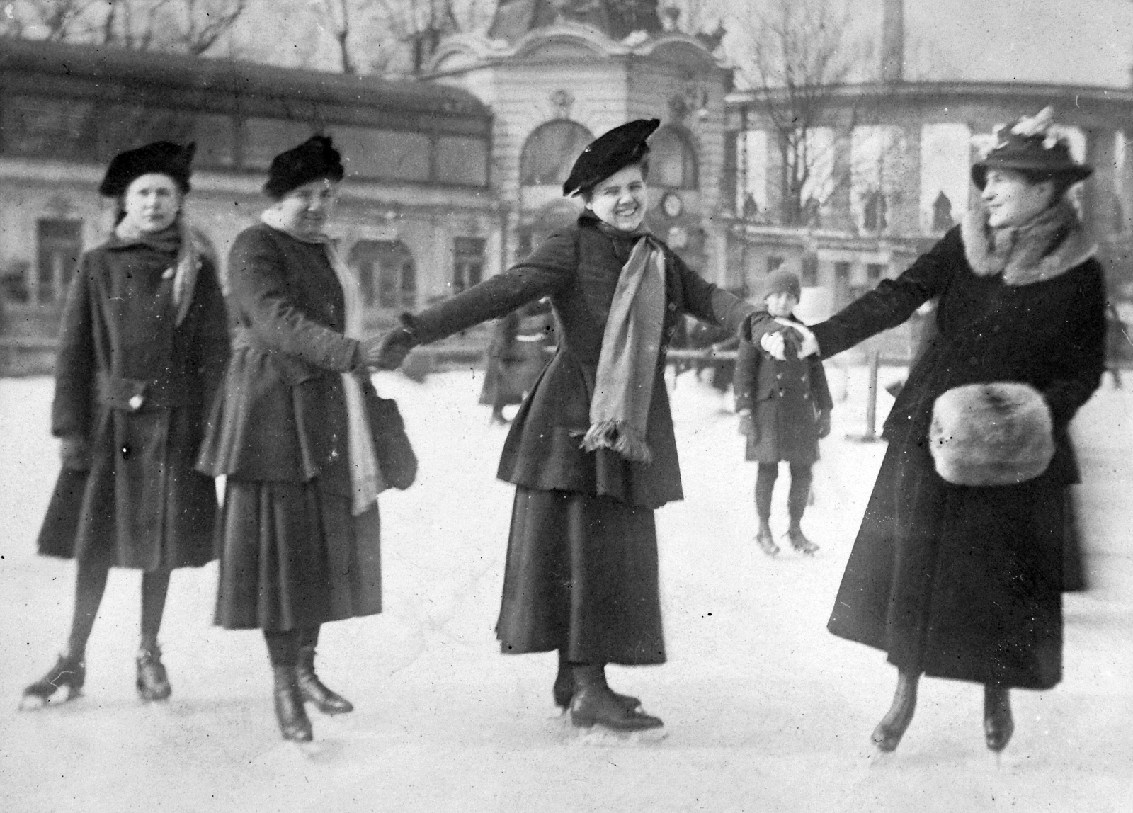 Magyarország, Városliget, Budapest XIV., jégpálya a Városligeti-tavon, háttérben a Millenniumi emlékmű., 1920, Saly Noémi, korcsolyázás, vidámság, Budapest, Fortepan #15148