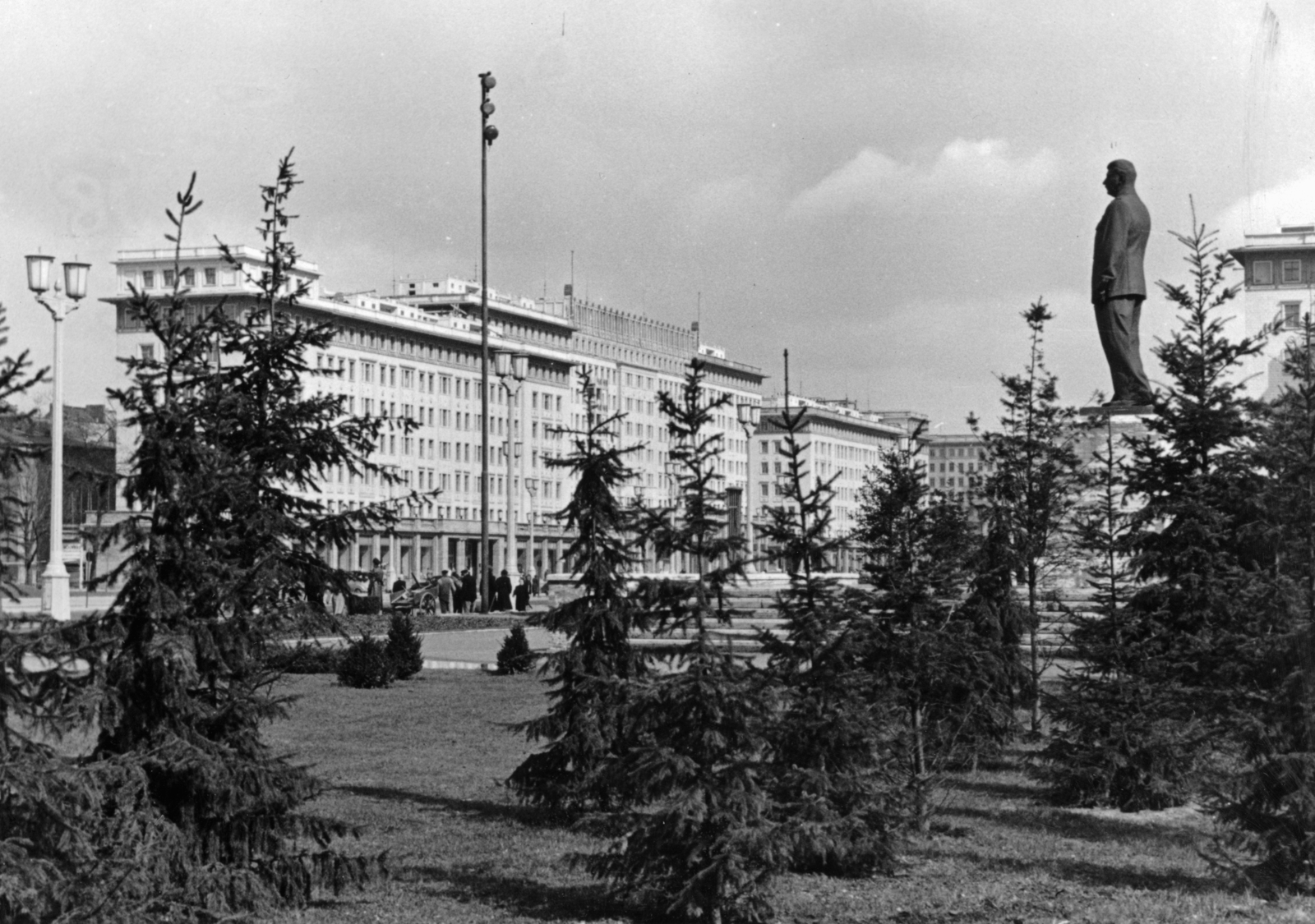 Németország, Berlin, Kelet-Berlin, Karl Marx Allee (Stalinallee)., 1958, Geréb Anna, szobor, NDK, Kelet-Berlin, Sztálin ábrázolás, fenyőfa, épület, Fortepan #151483