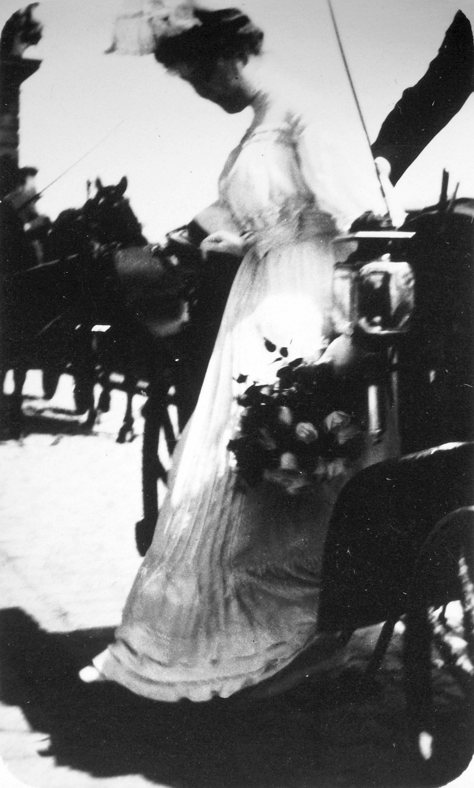 1918, Saly Noémi, woman, bouquet, entering the car, Fortepan #15149