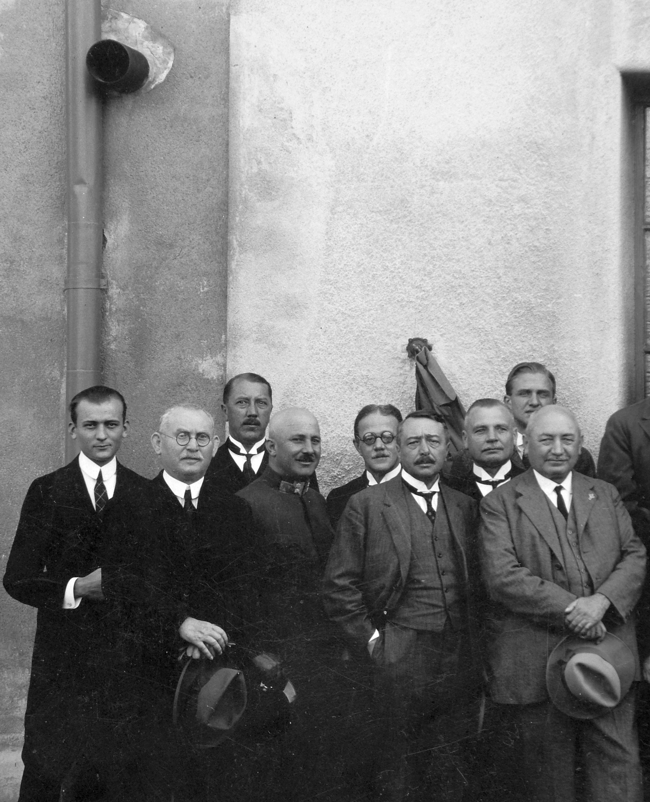 1922, Saly Noémi, kalap, udvar, csoportkép, férfiak, kalap kézben, szemüveg, Fortepan #15152