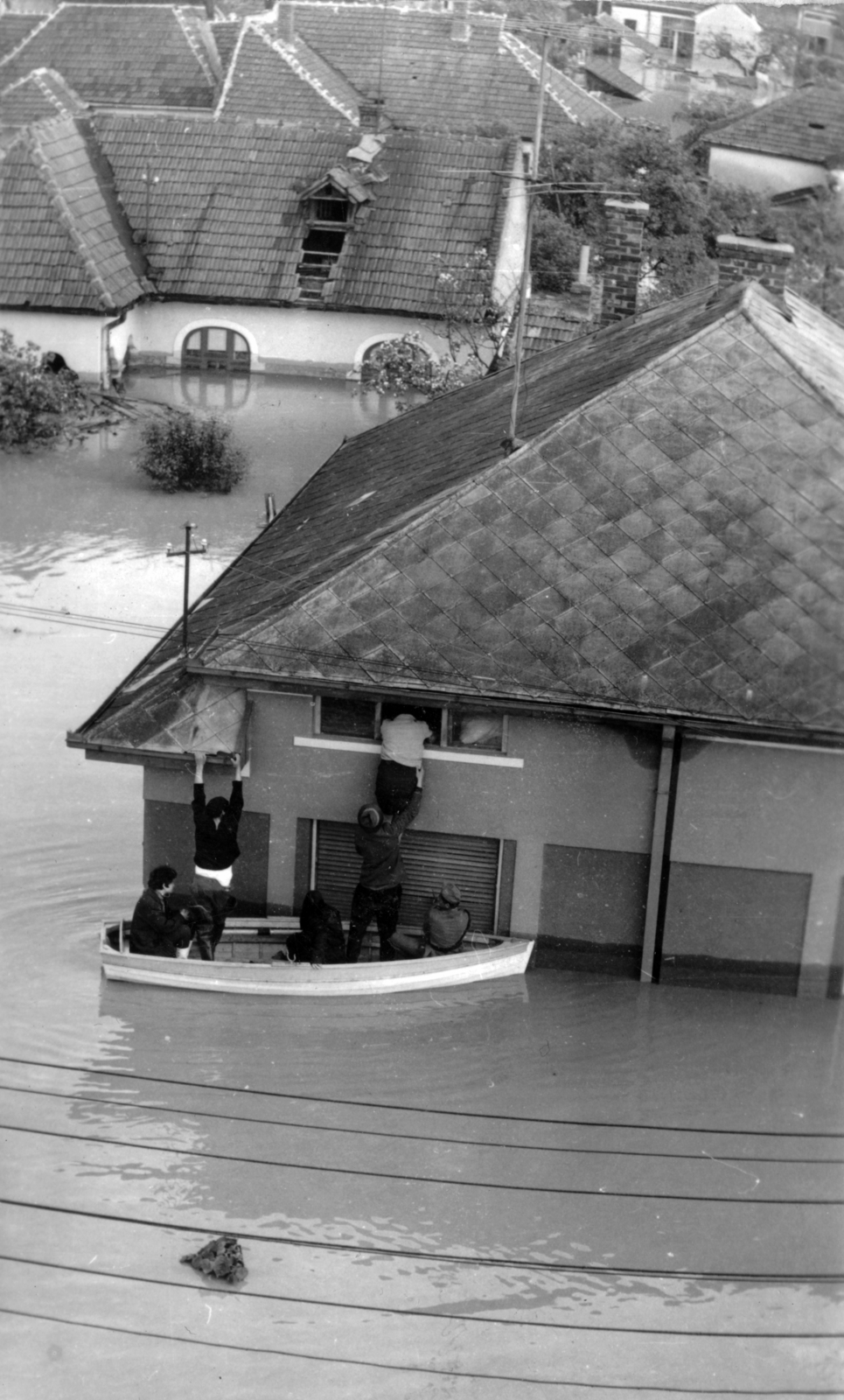 Románia,Erdély, Szatmárnémeti, a felvétel az 1970. május 14-én történt árvízi katasztrófa után készült., 1970, Zajh Ferenc, árvíz, lakóház, segítség, Fortepan #151520