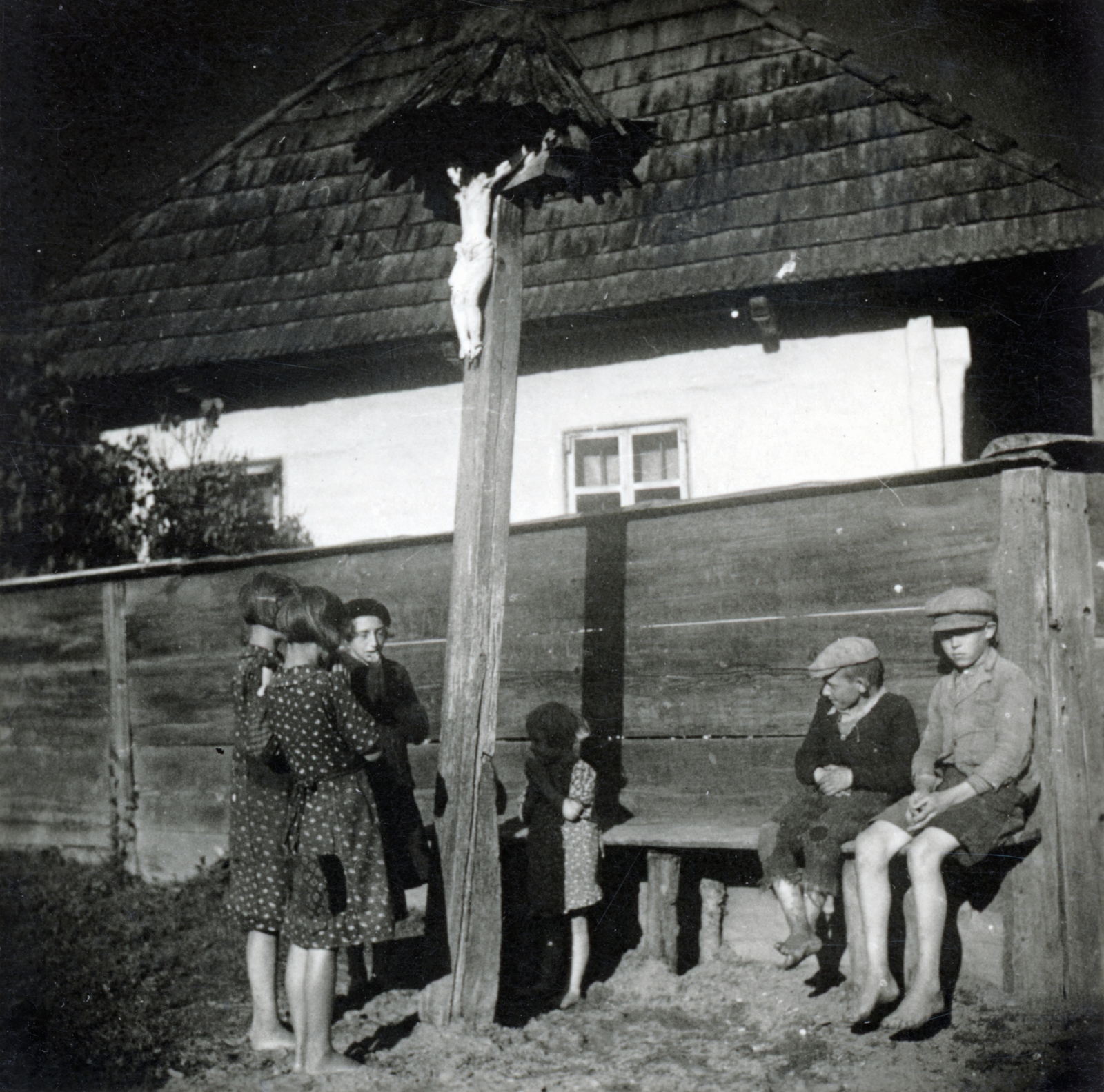 Romania,Transylvania, Lemhény, 1940, Gali, prayer, barefoot, crucifix, Blue dying, Fortepan #151582