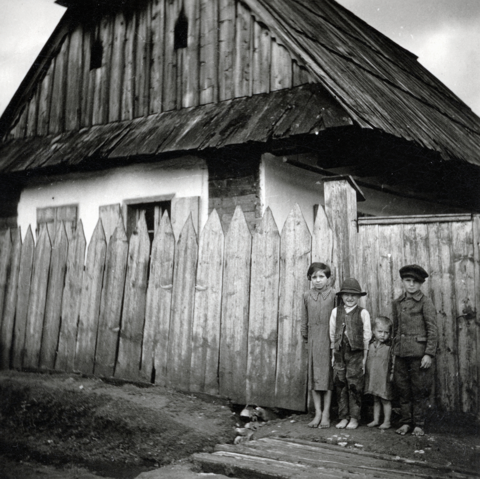Romania,Transylvania, Valea Strâmbă, 1940, Gali, kids, barefoot, vernacular architecture, Fortepan #151583
