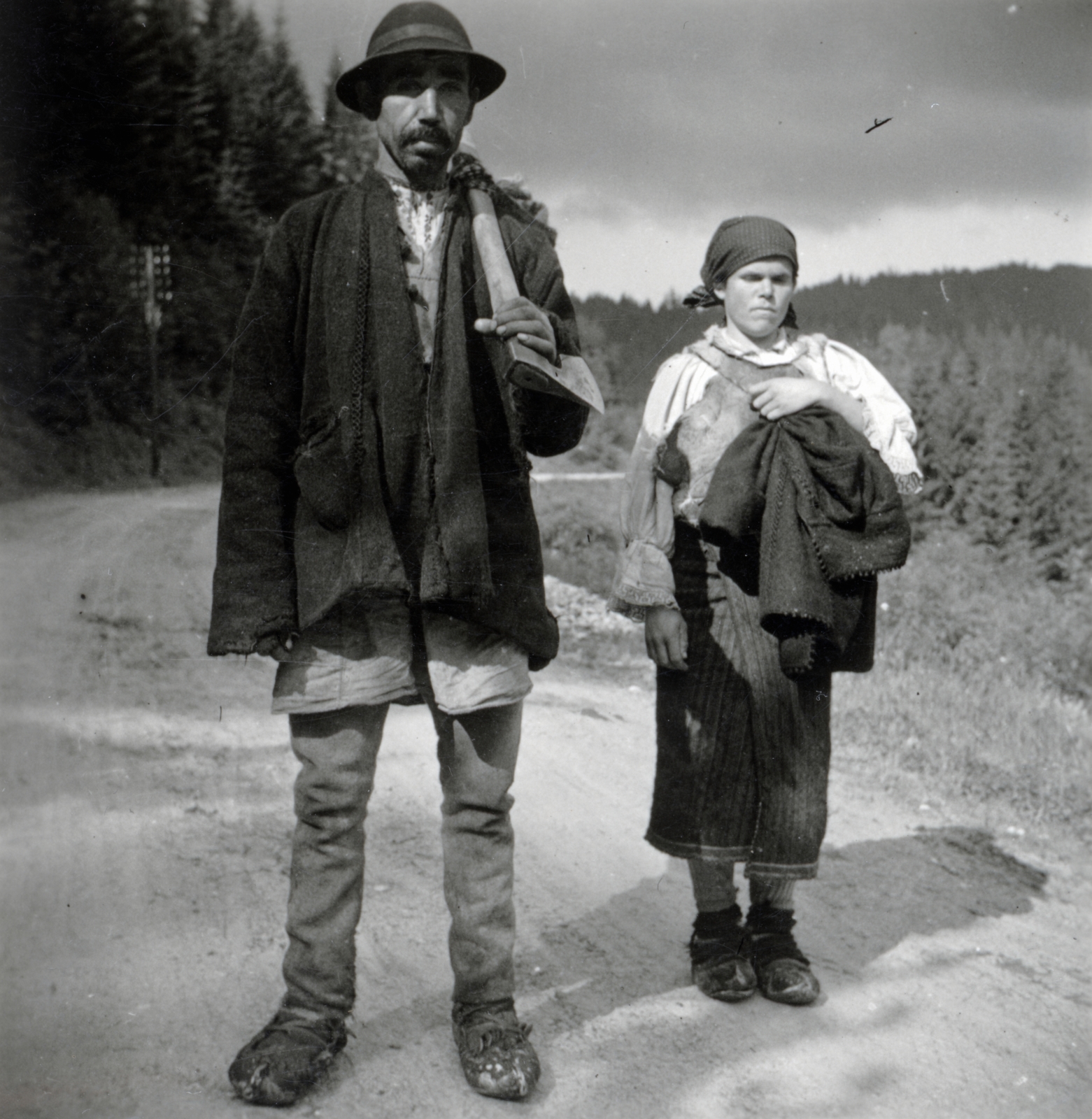 Romania,Transylvania, a felvétel a Gyilkos-tó környékén készült., 1940, Gali, folk costume, axe, Fortepan #151586