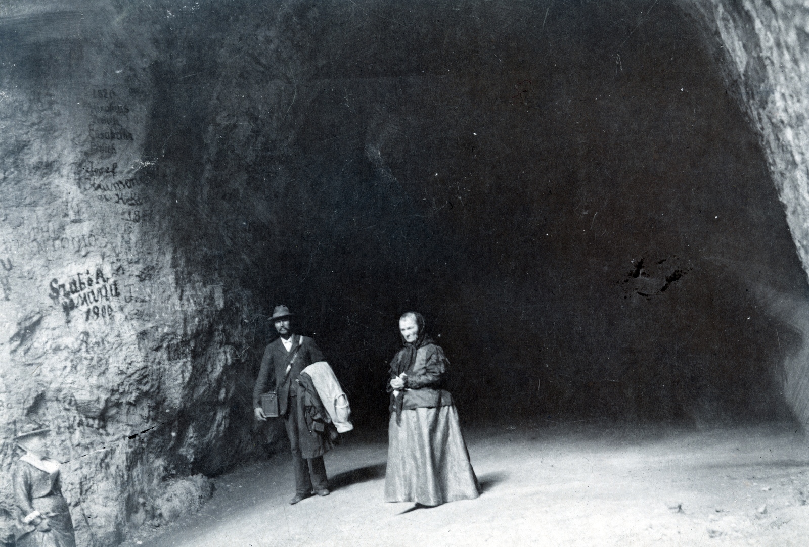 Romania,Transylvania, Băile Herculane, Csernavölgy, a Rablóbarlang bejárata., 1920, Gali, cave, coat draped over arm, Fortepan #151589