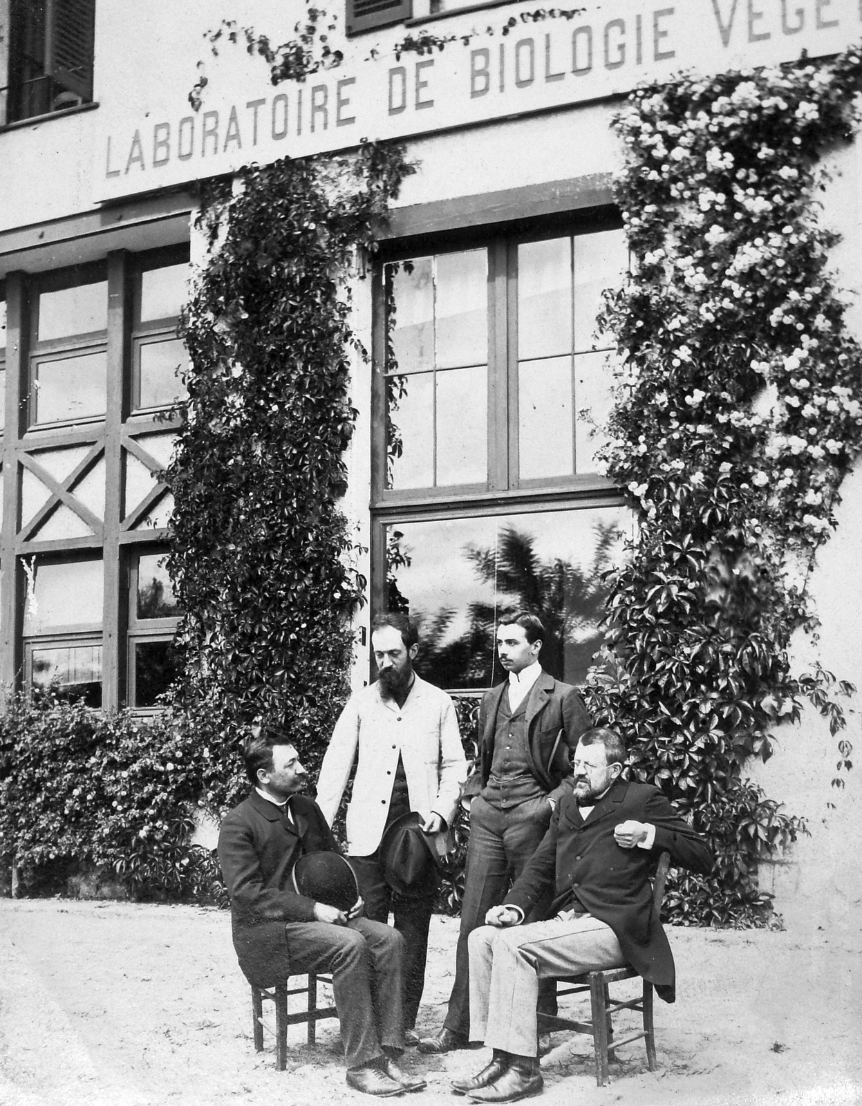 Franciaország, Fontainebleau, a párizsi egyetem (Université Paris-Diderot) biológiai laboratóriuma a város melletti erdőben., 1904, Saly Noémi, repkény, kalap kézben, francia felirat, Fortepan #15160