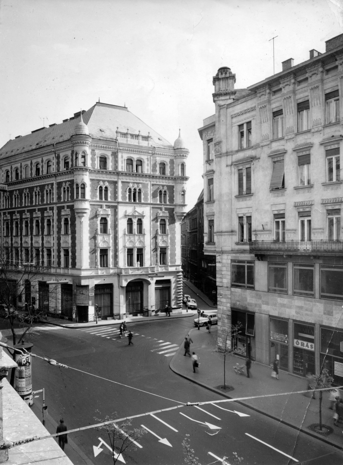 Hungary, Budapest V., Ferenciek tere (Károlyi Mihály utca) az Irányi utca felé nézve. Szemben az Eötvös Klub (korábban és ma Centrál kávéház) épülete, ettől balra a Károlyi (Károlyi Mihály) utca, jobbra a Cukor utca., 1978, Gali, clockmaker, Budapest, crosswalk, Fortepan #151606