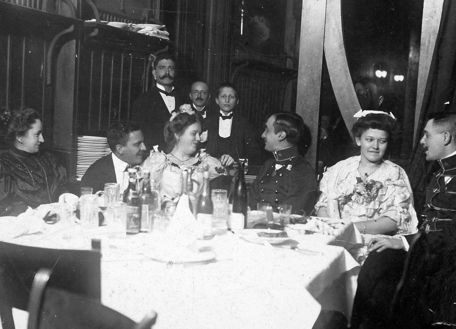 1914, Saly Noémi, hospitality, free time, uniform, restaurant, meal, women, men, drinking, interior, companionship, soda water bottle, waiter, plate, Fortepan #15162