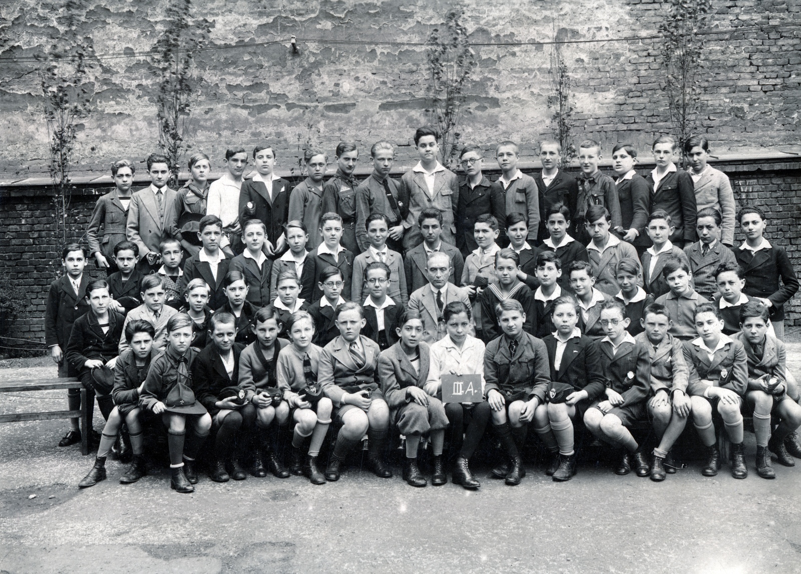 Hungary, Budapest VII., Barcsay utca 5., a Madách Imre Gimnázium udvara, csoportkép a III. A osztályról., 1932, Orbán Eszter, class photo, Budapest, boys' school, boys, knee snocks, Fortepan #151640