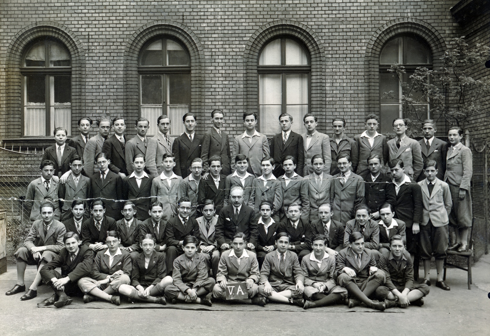 Hungary, Budapest VII., Barcsay utca 5., a Madách Imre Gimnázium udvara, csoportkép az V. A osztályról., 1936, Orbán Eszter, class photo, Budapest, boys' school, tie, breeches, Fortepan #151642
