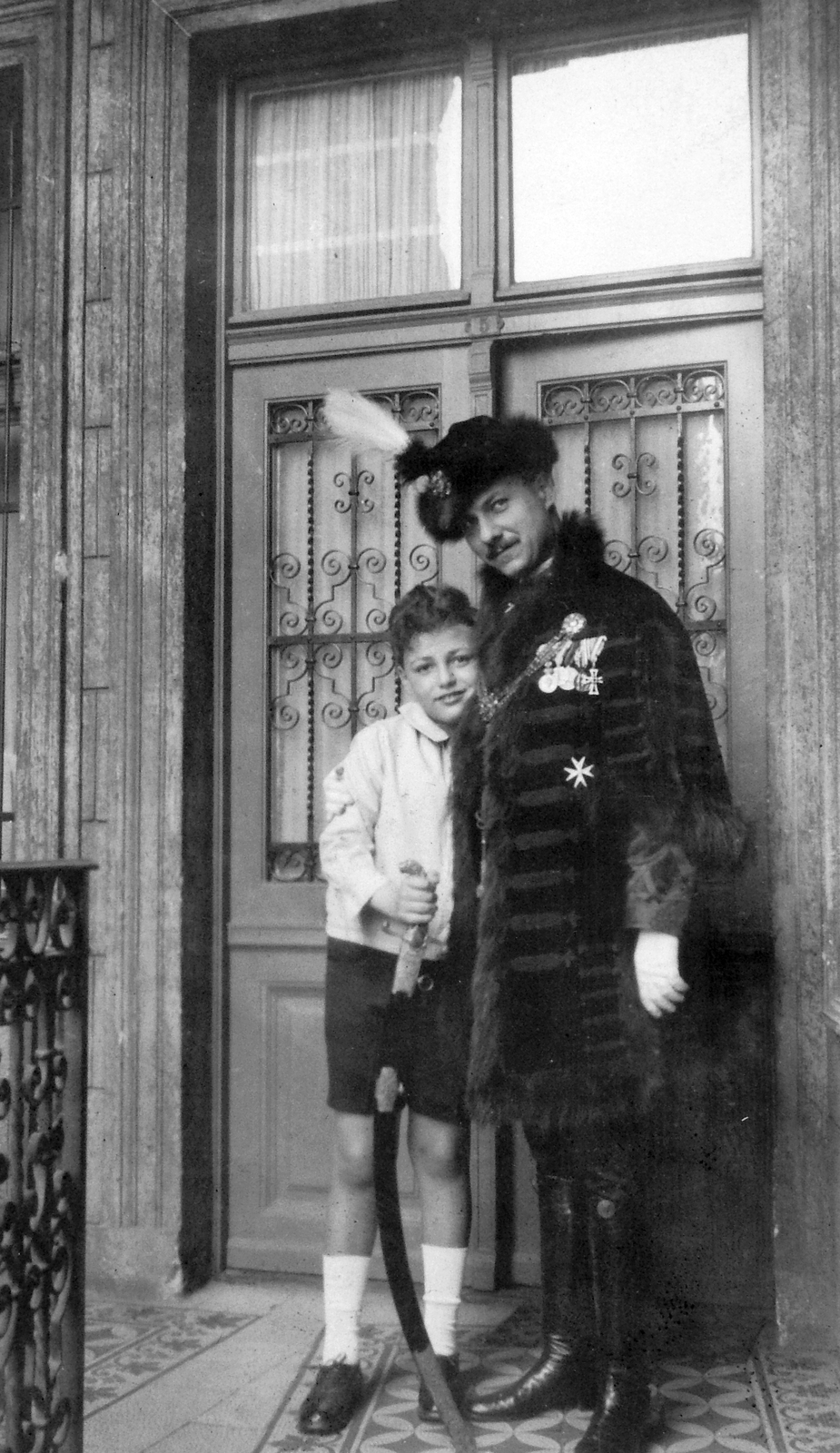 Magyarország, dr. Fráter Iván belügyminisztériumi titkár Gedeon fiával, a későbbi operaházi karmesterrel., 1934, Saly Noémi, körfolyosó, Fortepan #15167