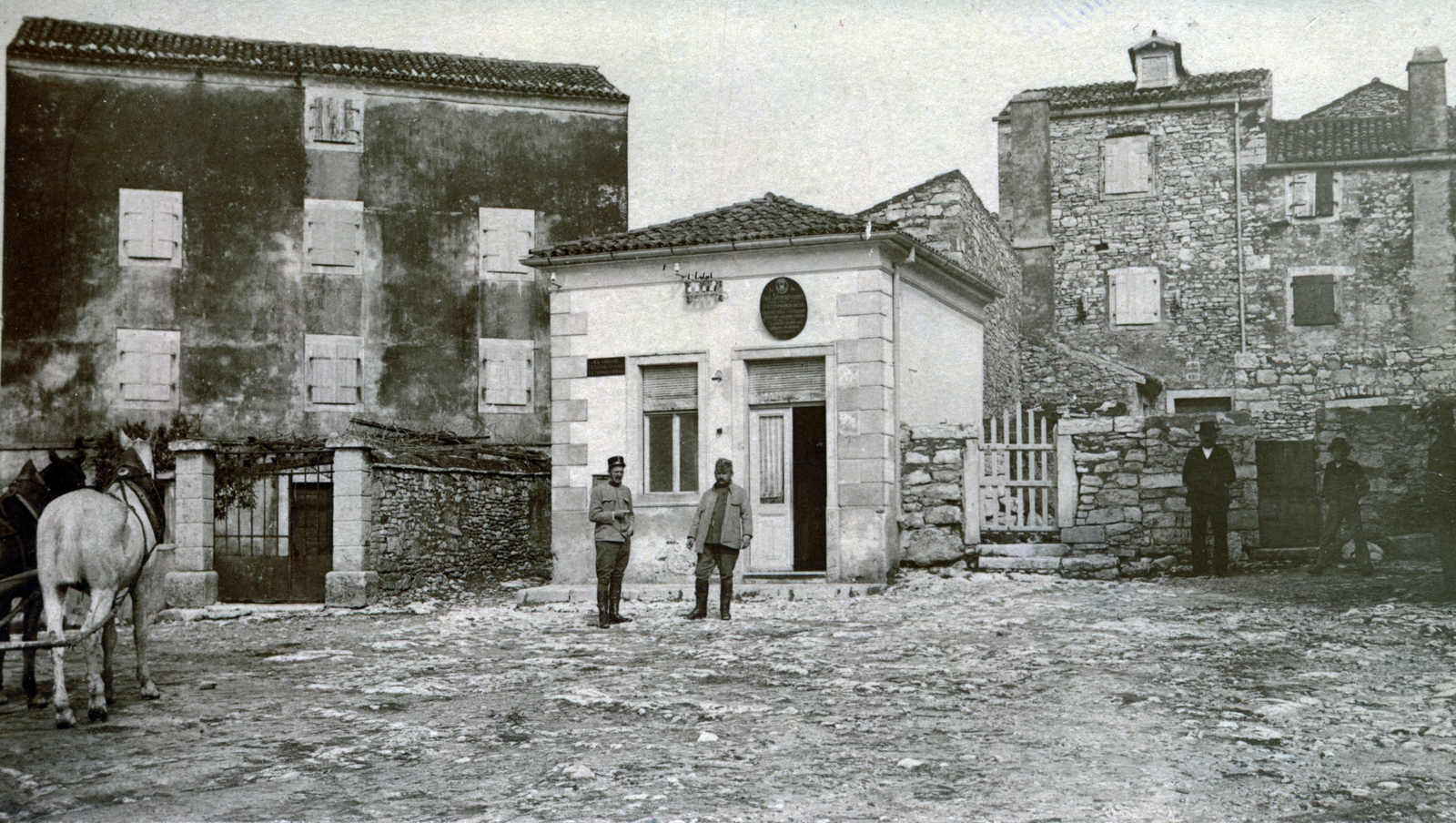 Croatia, Medulin, főtér., 1915, Tarbay Júlia, First World War, post, coat, Fortepan #151702