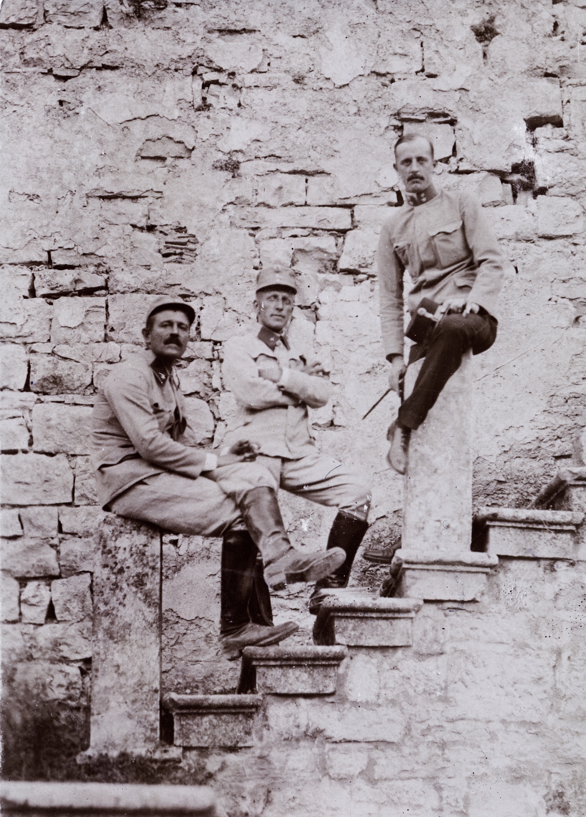 Croatia, Svetvinčenat, Morosini-Grimani kastély., 1915, Tarbay Júlia, First World War, three people, soldier, uniform, Fortepan #151709