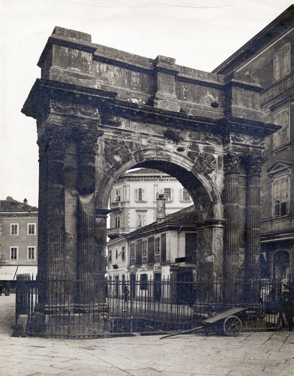 Croatia, Pula, Sergius diadalív (Aranykapu) az óvárosba vezető utcánál., 1915, Tarbay Júlia, First World War, triumphal arch, Fortepan #151729
