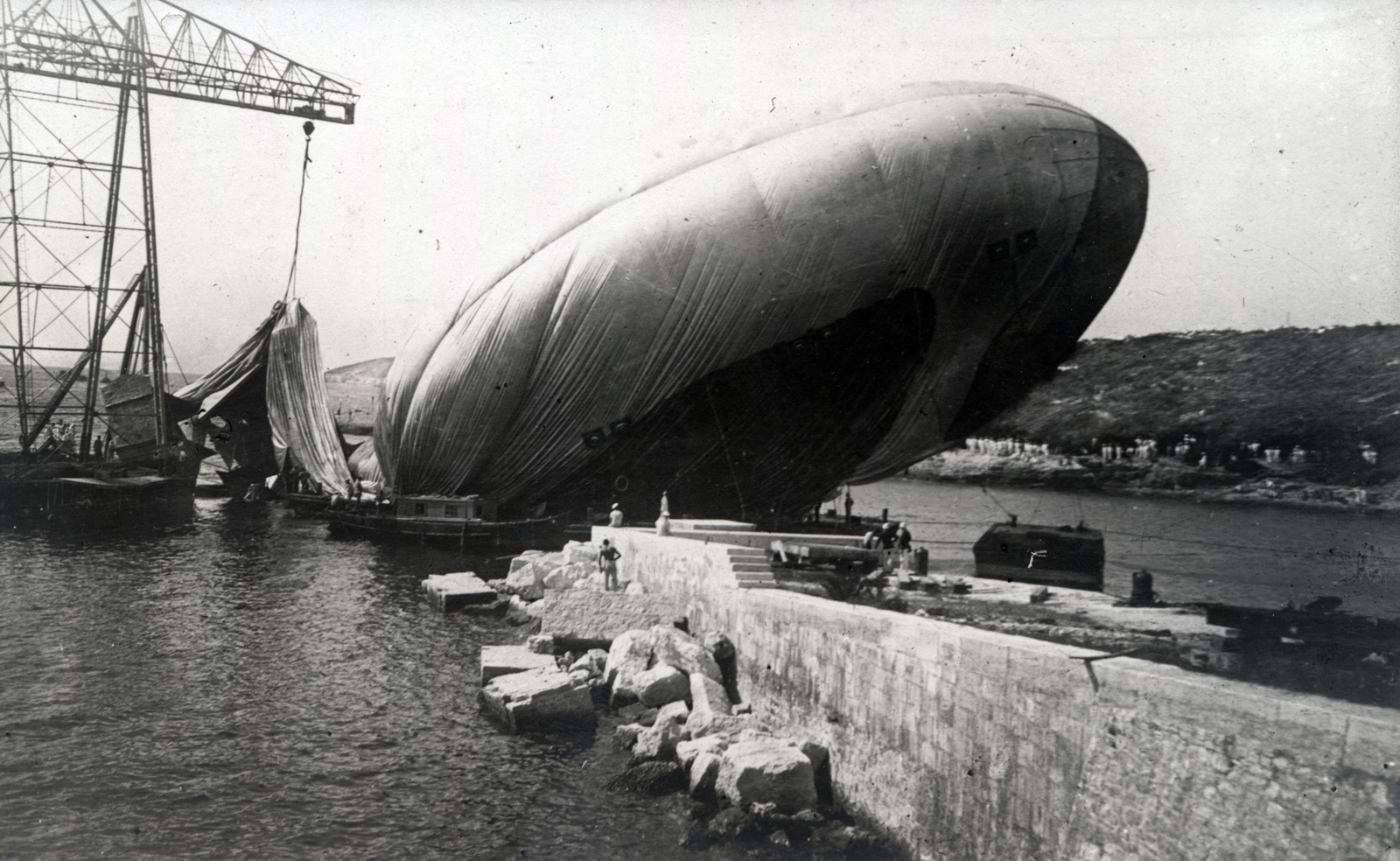 Croatia, Pula, az Osztrák-Magyar Monarchia légvédelme által lelőtt Cittá di Jesi, az első olasz katonai léghajó roncsa., 1915, Tarbay Júlia, First World War, air-ship, pier, Fortepan #151759