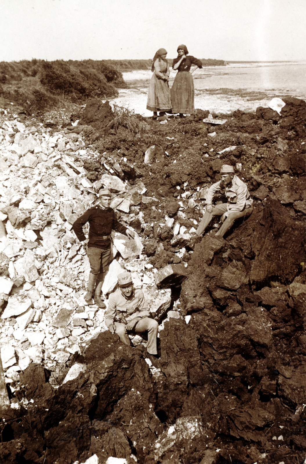 Croatia, 1916, Tarbay Júlia, sitting with hands on knees, sitting on a rock, Fortepan #151767