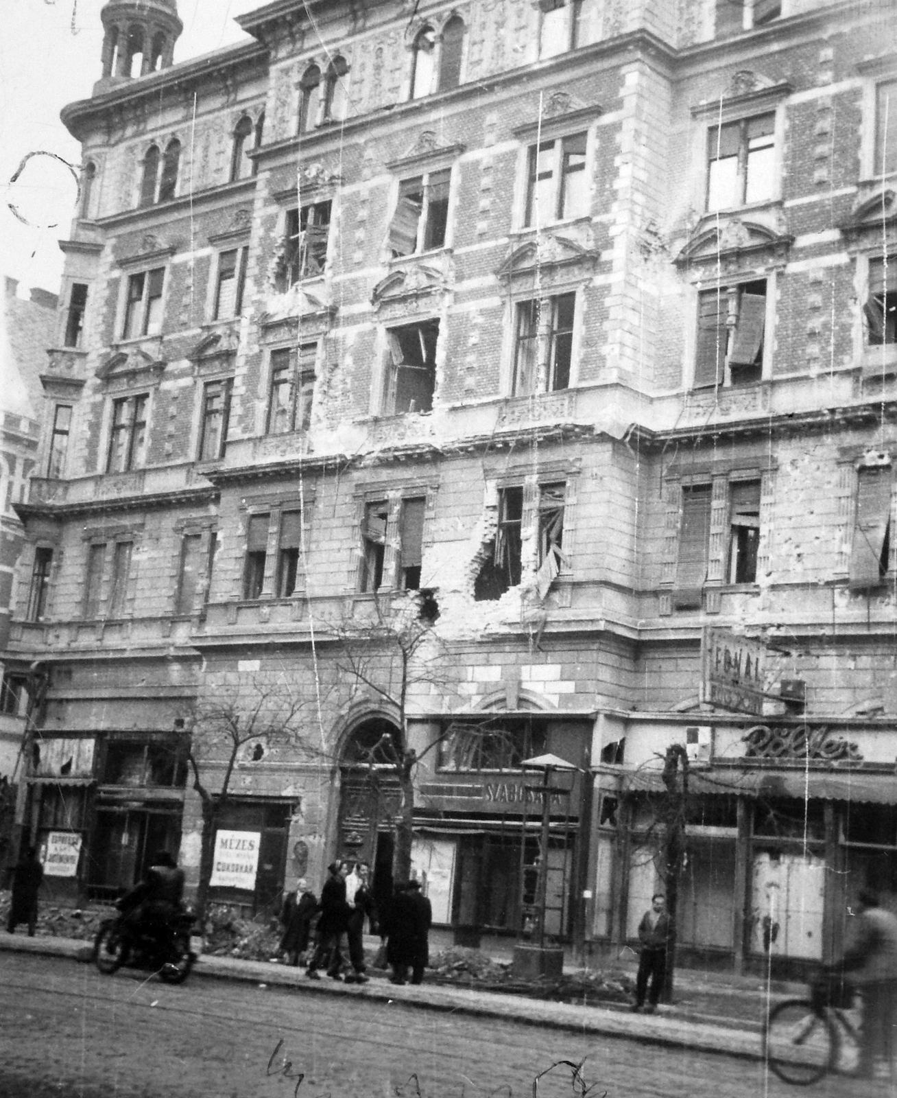 Hungary, Budapest VII., Erzsébet (Lenin) körút - Király (Majakovszkij) utca sarok., 1956, Saly Noémi, revolution, damaged building, tailors, Röltex-brand, Budapest, Fortepan #15177