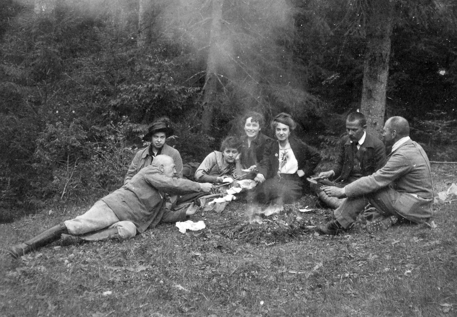 Slovakia,High Tatras, kirándulás., 1913, Saly Noémi, woods, Tatra Mountains, bacon roasting, Fortepan #15178