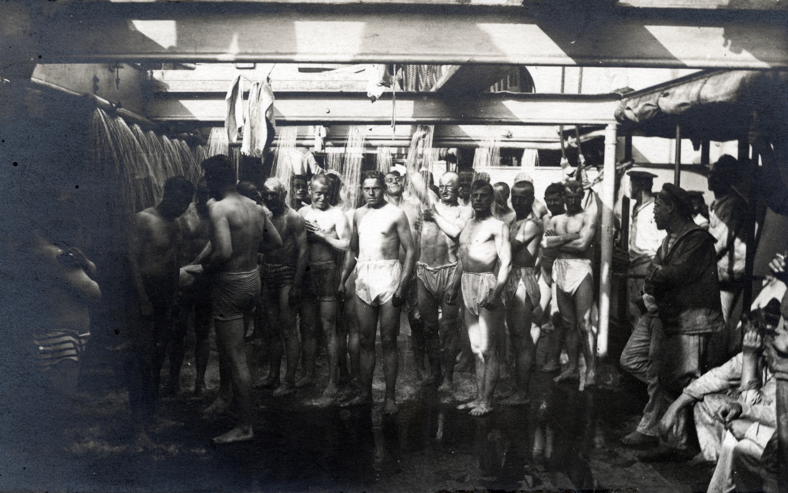 Croatia,Adriatic Sea, matrózok az Osztrák-Magyar Monarchia haditengerészetének hadihajóján., 1916, Tarbay Júlia, sailor, warship, bath, shower, Navy, Fortepan #151792